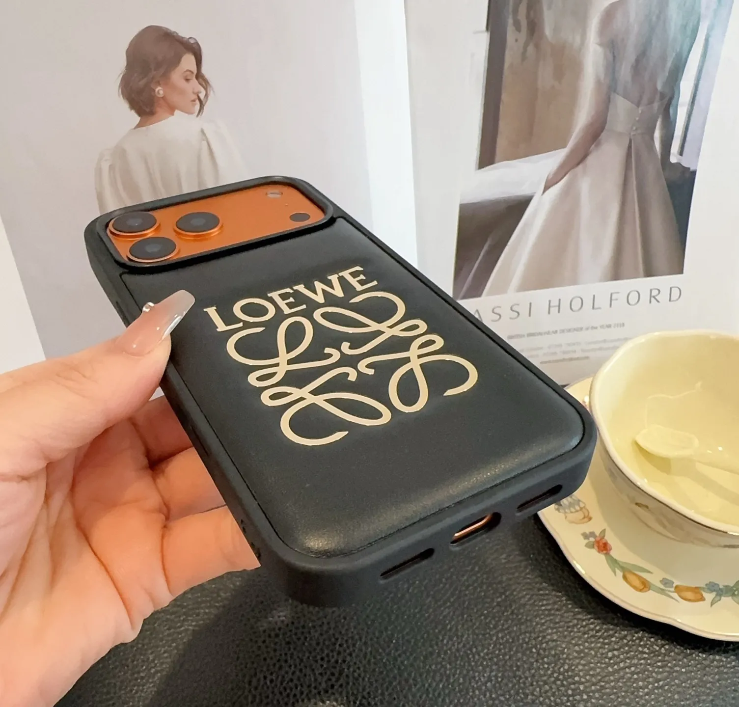 💰50 上新🎉🎉🎉🎉Loewe.罗意威手机壳 烫金全包壳 型号：为了不出现报错型号，请打开本机查看手机设置显示的型号⚠️⚠️⚠️ iPhone17系列更新 iphone17promax iPhone17pro iPhone17 iPhone16pro Max（6.9） iPhone16pro。 （6.3） iPhone16 （6.3） iPhone15pro max （6.7） iPhone15pro（6.1） iPhone15（6.1） 需定制型号（14/14pro/14pm/13pro，13/13promax）