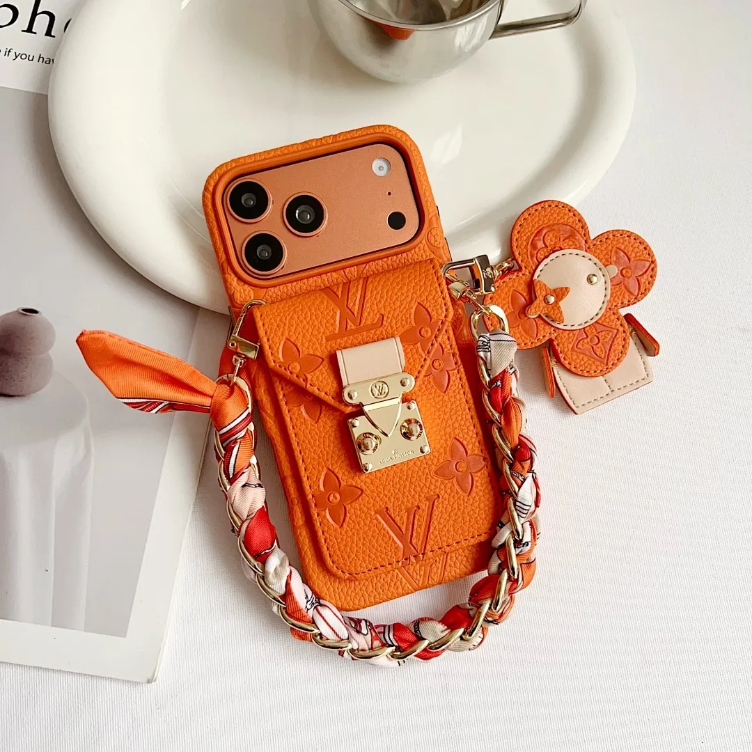 L款压花邮差卡包（带挂件）