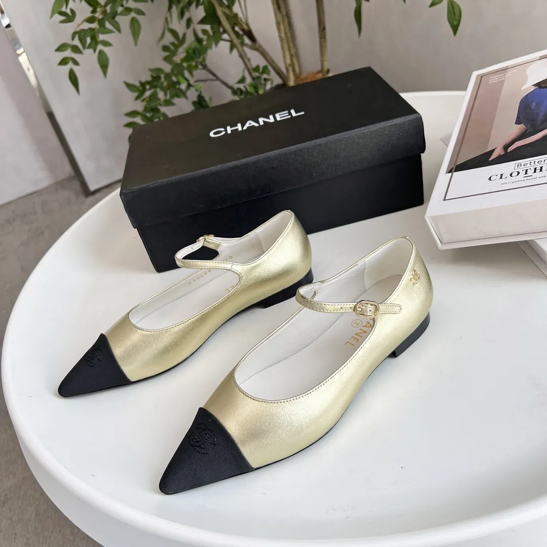 顶级原版本小香家单鞋CHANE*|,大爆款!🌞🌞🌞小香2025官网香奈儿单鞋跳舞鞋系列新品乐福鞋满满的复古风 秀气的鞋型 看着就很讨喜,小尖头 衬托脚也变得瘦瘦的,上脚给人就是一年代的复古情怀鞋、欧美走秀新款,爆款产品💰300💰 1原版定制面羊皮 2原版内里羊皮 3大底:原版真皮大底 4码数35-41(40 41定做不退换)