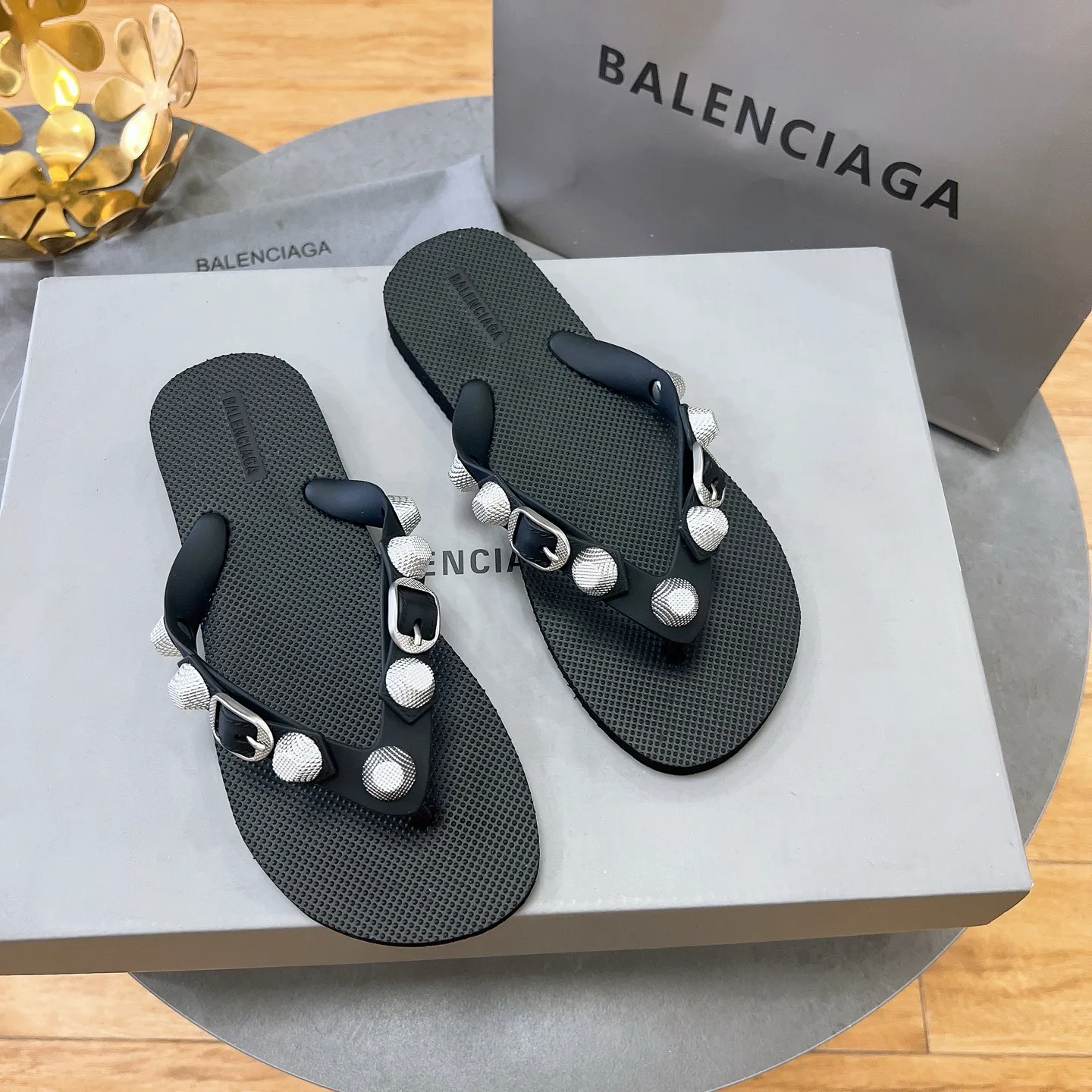 工厂价💰150元 Balenciaga 巴黎世家网红圆头铆钉松糕包头镂空透气扣带厚底沙滩凉拖, 情侣款《独家顶级版本》 ~巴黎世家 25vs春夏松糕厚底爆款凉拖系列… 在这个IN时代必备的拖鞋 明星同款松糕凉拖,原版铆钉2023春季新款黑马单品,海内外时尚博主纷纷上脚大秀,火遍海内外社交平台,时尚达人必入款,重金开模打造 匠心工艺,精准还原每个细节……35到41 ☀颜色:官网同步更新,