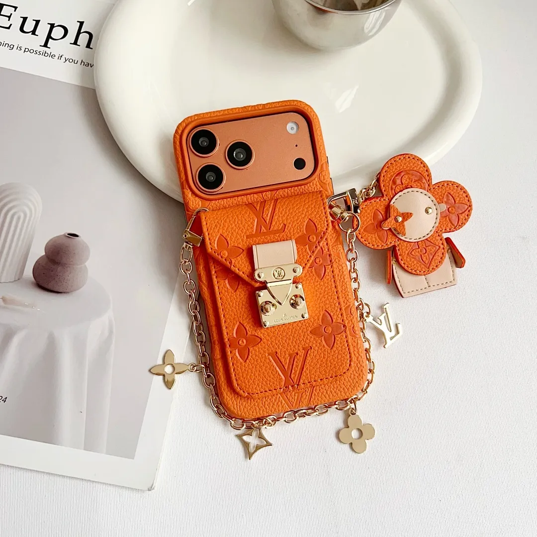 L款压花邮差卡包（带挂件）