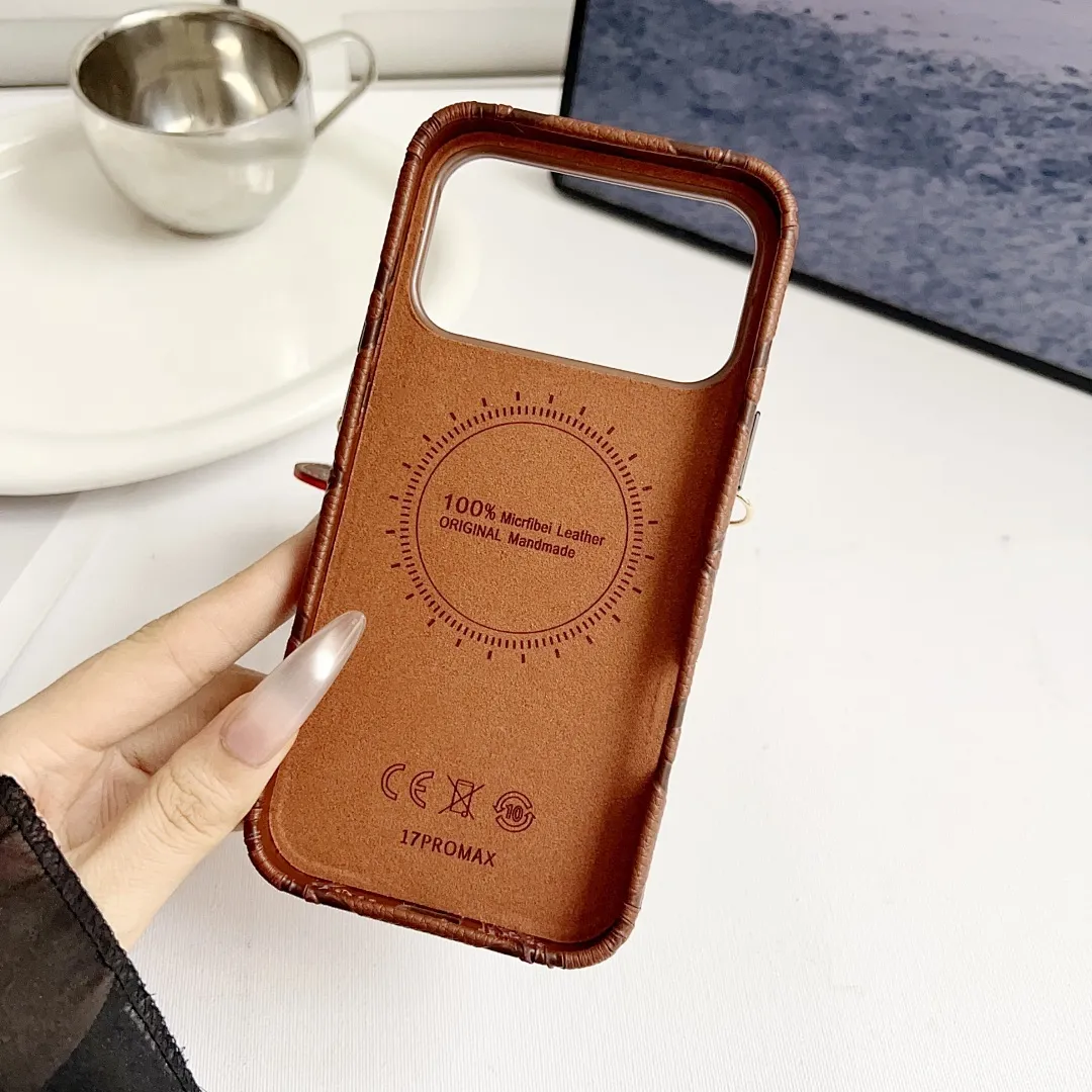 L款压花邮差卡包（带挂件）