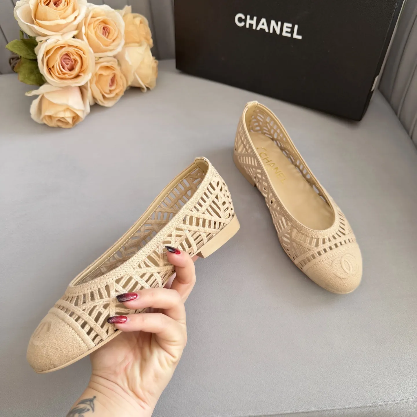 高版本小香家单鞋CHANE*|,大爆款!🌞🌞🌞小香2025官网香奈儿秋冬秋鞋四季单鞋,系列新品乐福鞋满满的复古风 秀气的鞋型 看着就很讨喜,小圆头衬托脚也变得瘦瘦的,上脚给人就是一种年代的复古情怀鞋、欧美走秀新款,爆款产品💰280💰穿起来美腿.系列单鞋👍👍 1原版定制编制面 2原版羊皮内里鞋垫 3大底:原板真皮大底. 4码数35-41(40 41定做不退换)