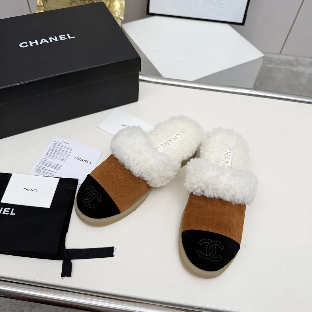 高版本香奈儿CHANEL,🌞🌞🌞小香2025款秋冬专柜最新款毛毛鞋.本季秋冬季节必备单品!!香奈儿女士钟爱简约又难以抗拒系 搭配展现与众不同的穿搭风格、自由混搭闪耀到位⚡跟紧香奶奶时尚步伐!!!顶级工艺质感完美呈现,无论任何细节均可对比专柜,最好级别的顶级货,随意进出专柜!!💰300💰 ❶面料:进口羊皮/牛反绒皮/羊毛 ❷内里:羊毛里 ❸垫脚:羊毛里 ❹大底:原版开模底 ❺跟高:3厘米 ❼码数:35-40(40 41为定制不退换)