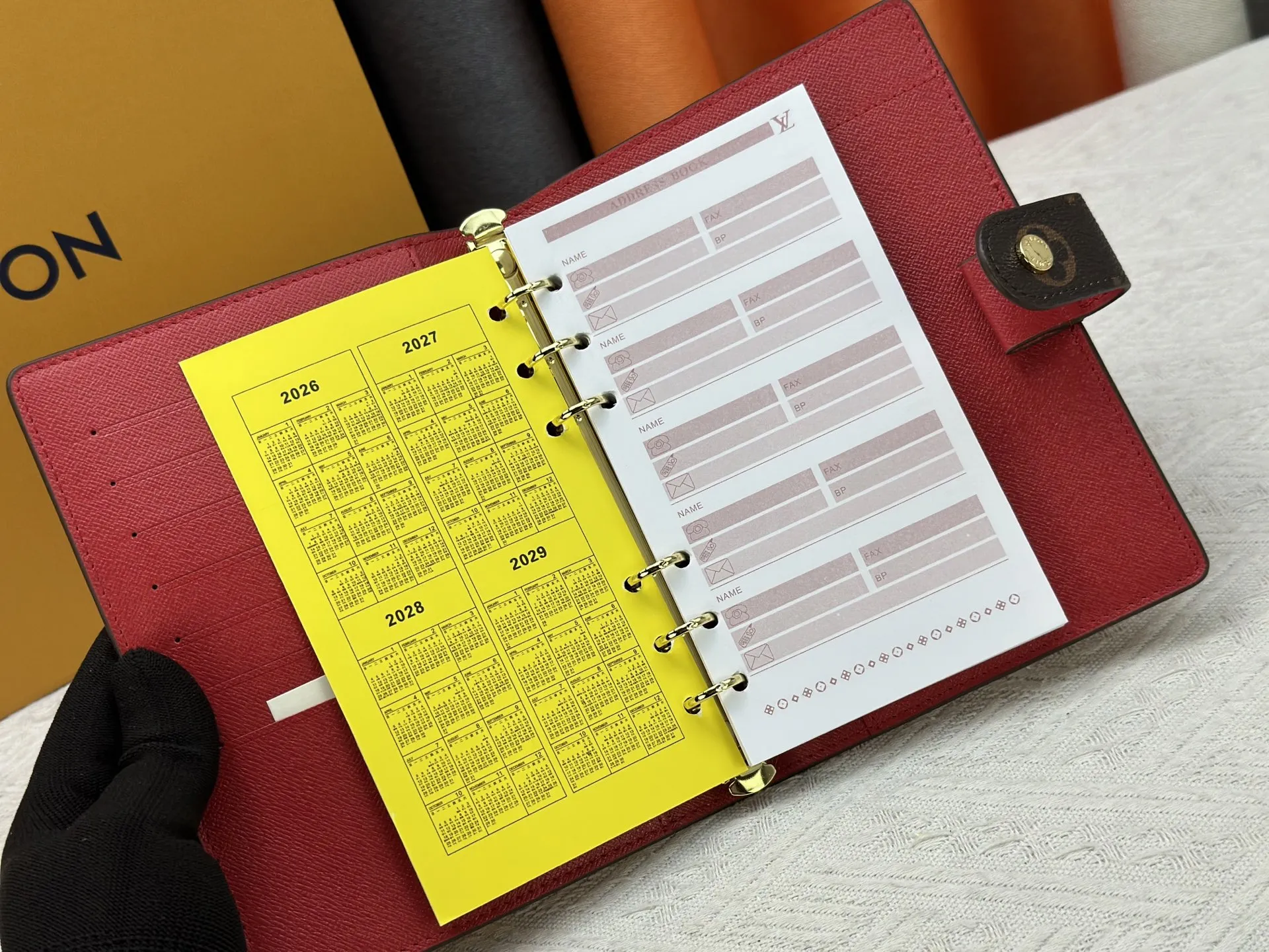 P80钱包 顶级原版💎【实物拍摄 自家背景】型号M20004-5❤️这款小型记事本封套以 Monogram帆布制造,可放三张信用卡,亦可作通讯册、笔记册或日历。 14 x 18 cm (长 x 高) - Epi皮革上压有精致的LV首字母,配以交织纹理皮革衬里- 按钮开合-2004 六环活页夹,三环为一组,内有六个信用卡夹层和两个内部隔层- 记事本内芯可单独购买