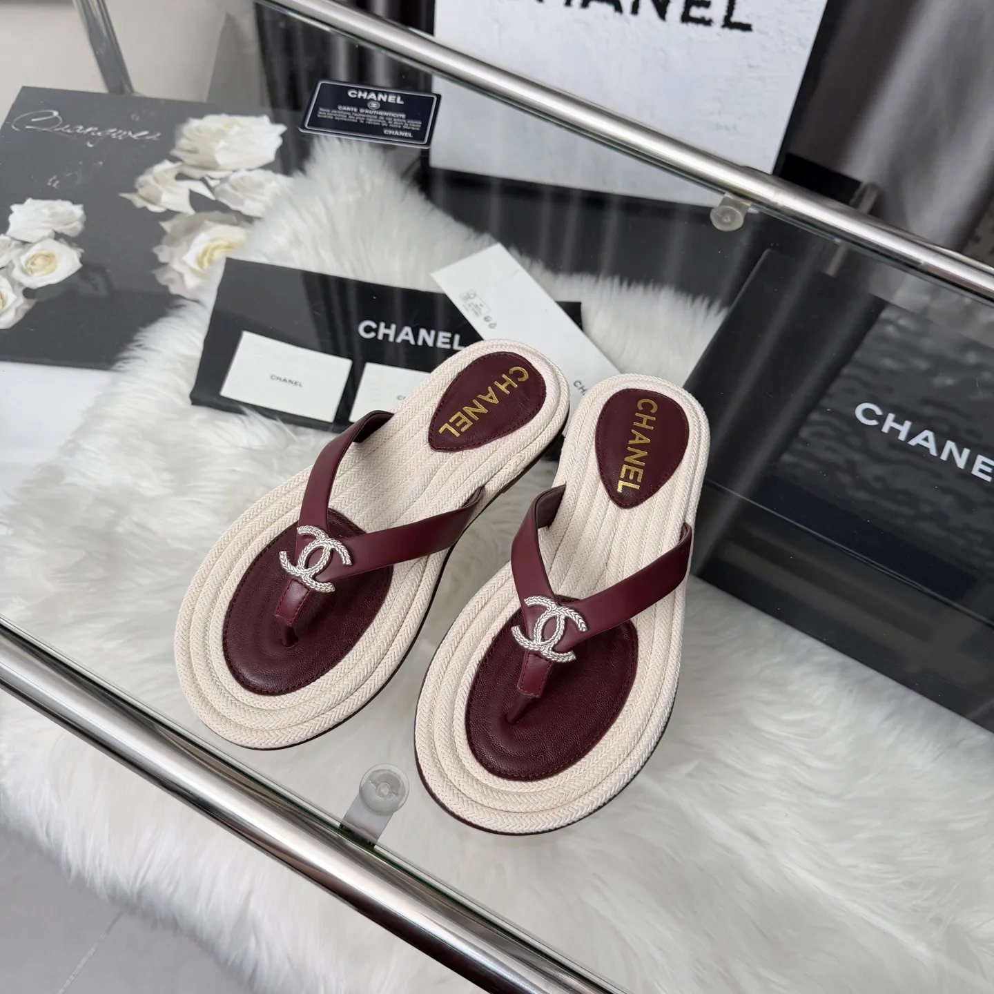 高版本小香家凉鞋CHANE*｜，大爆款！🌞🌞🌞香奈儿2026官网早春新款香奈儿凉鞋.系列新品乐福鞋满满的复古风 秀气的鞋型 看着就很讨喜，小圆头衬托脚也变得瘦瘦的，上脚给人就是一种年代的复古情怀鞋、欧美走秀新款，爆款产品💰260💰穿起来美腿.系列单鞋👍👍 1原版定制羊皮面➕原版开模五金 2原版羊皮内里鞋垫 3大底:原板真皮大底. 4码数35-41（40 41定做不退换）