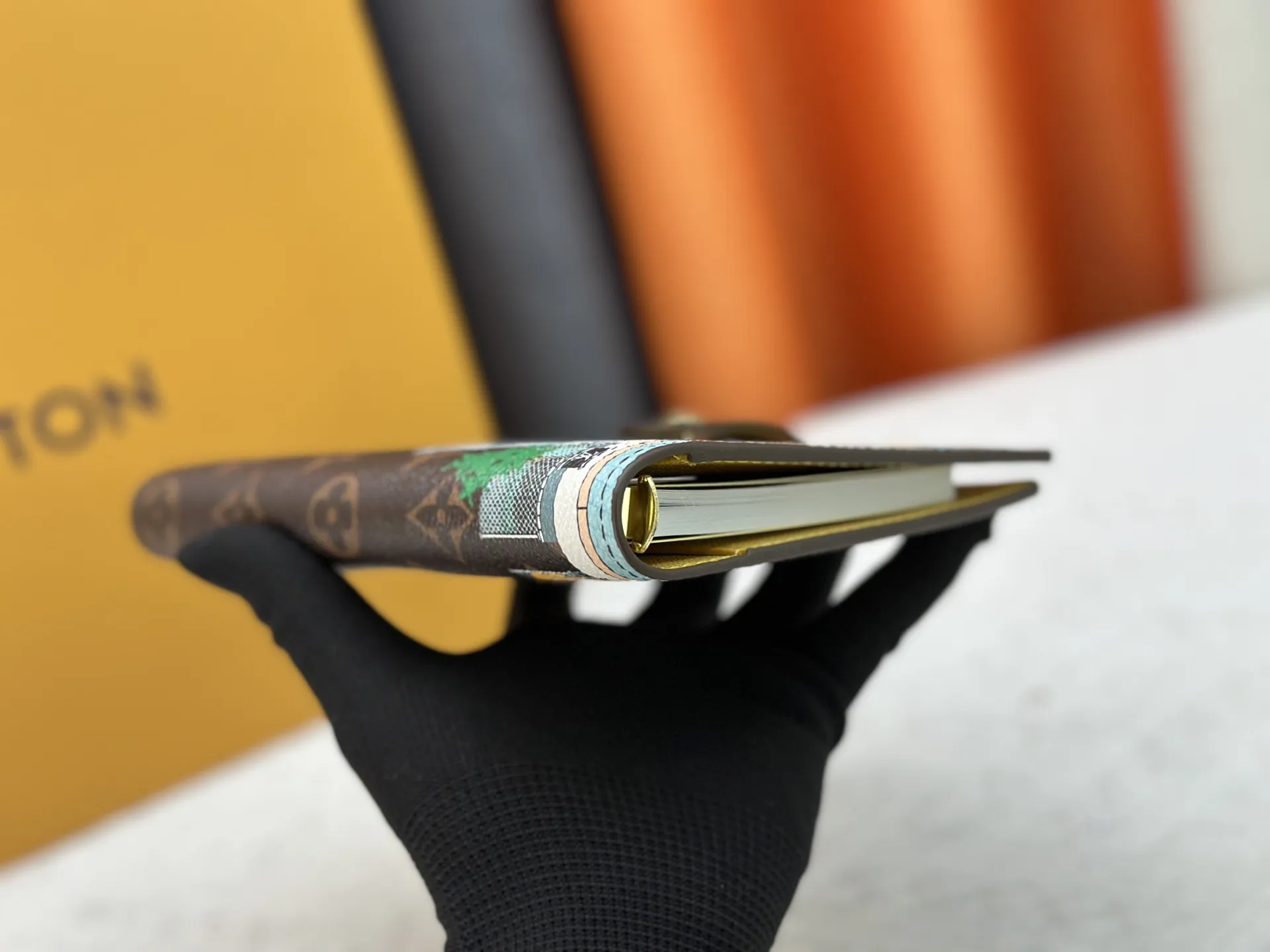 P80 钱包 顶级原版💎【实物拍摄 自家背景】型号M20004-11❤️这款小型记事本封套以 Monogram帆布制造,可放三张信用卡,亦可作通讯册、笔记册或日历。 14 x 18 cm (长 x 高) - Epi皮革上压有精致的LV首字母,配以交织纹理皮革衬里- 按钮开合-2004 六环活页夹,三环为一组,内有六个信用卡夹层和两个内部隔层- 记事本内芯可单独购买