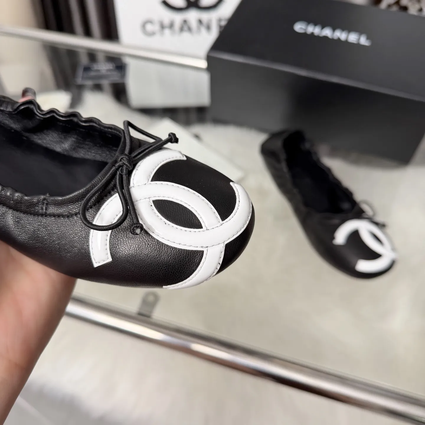 高版本小香家单鞋CHANE*｜，大爆款！🌞🌞🌞香奈儿2026官网早春新款香奈儿四季单鞋，系列新品乐福鞋满满的复古风 秀气的鞋型 看着就很讨喜，小圆头衬托脚也变得瘦瘦的，上脚给人就是一种年代的复古情怀鞋、欧美走秀新款，爆款产品💰270💰穿起来美腿.系列单鞋👍👍 1原版面定制羊皮 2原版羊皮内里鞋垫 3大底:原板开模大底. 4码数35-41（40 41定做不退换）
