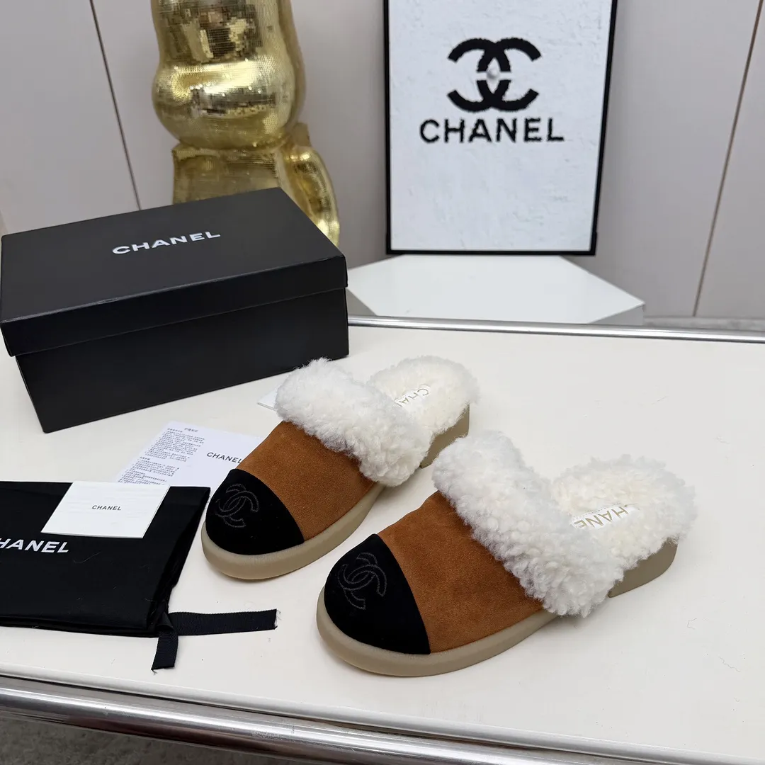 高版本香奈儿CHANEL，🌞🌞🌞小香2025款秋冬专柜最新款毛毛鞋.本季秋冬季节必备单品！！香奈儿女士钟爱简约又难以抗拒系 搭配展现与众不同的穿搭风格、自由混搭闪耀到位⚡跟紧香奶奶时尚步伐！！！顶级工艺质感完美呈现，无论任何细节均可对比专柜，最好级别的顶级货，随意进出专柜！！💰300💰 ❶面料:进口羊皮/牛反绒皮/羊毛 ❷内里:羊毛里 ❸垫脚:羊毛里 ❹大底:原版开模底 ❺跟高:3厘米 ❼码数:35-40（40 41为定制不退换）
