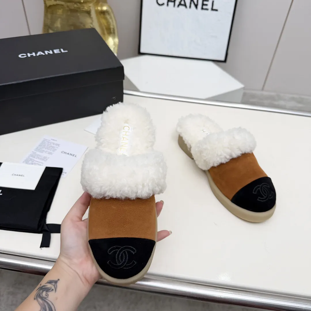 高版本香奈儿CHANEL，🌞🌞🌞小香2025款秋冬专柜最新款毛毛鞋.本季秋冬季节必备单品！！香奈儿女士钟爱简约又难以抗拒系 搭配展现与众不同的穿搭风格、自由混搭闪耀到位⚡跟紧香奶奶时尚步伐！！！顶级工艺质感完美呈现，无论任何细节均可对比专柜，最好级别的顶级货，随意进出专柜！！💰300💰 ❶面料:进口羊皮/牛反绒皮/羊毛 ❷内里:羊毛里 ❸垫脚:羊毛里 ❹大底:原版开模底 ❺跟高:3厘米 ❼码数:35-40（40 41为定制不退换）