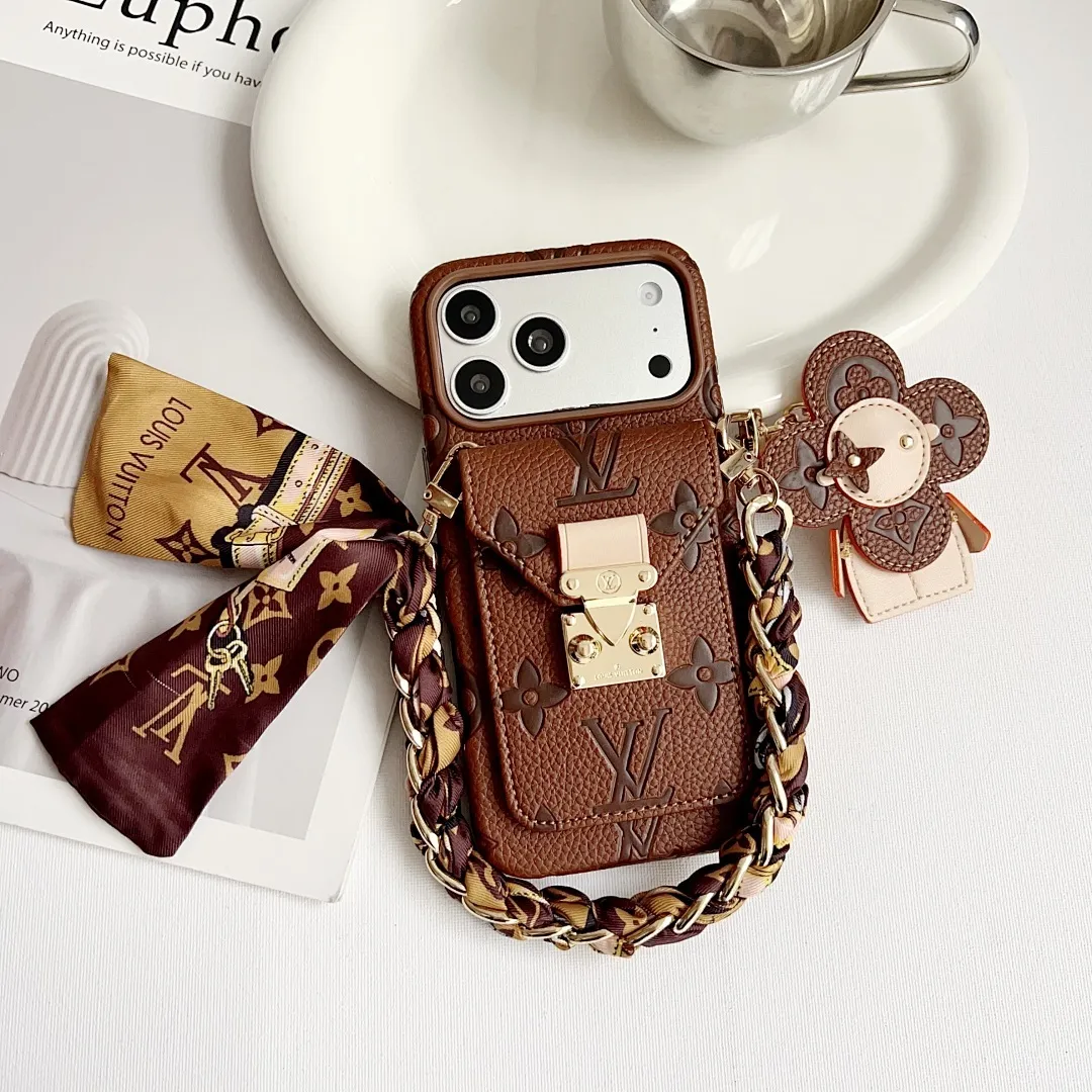 L款压花邮差卡包(带挂件)