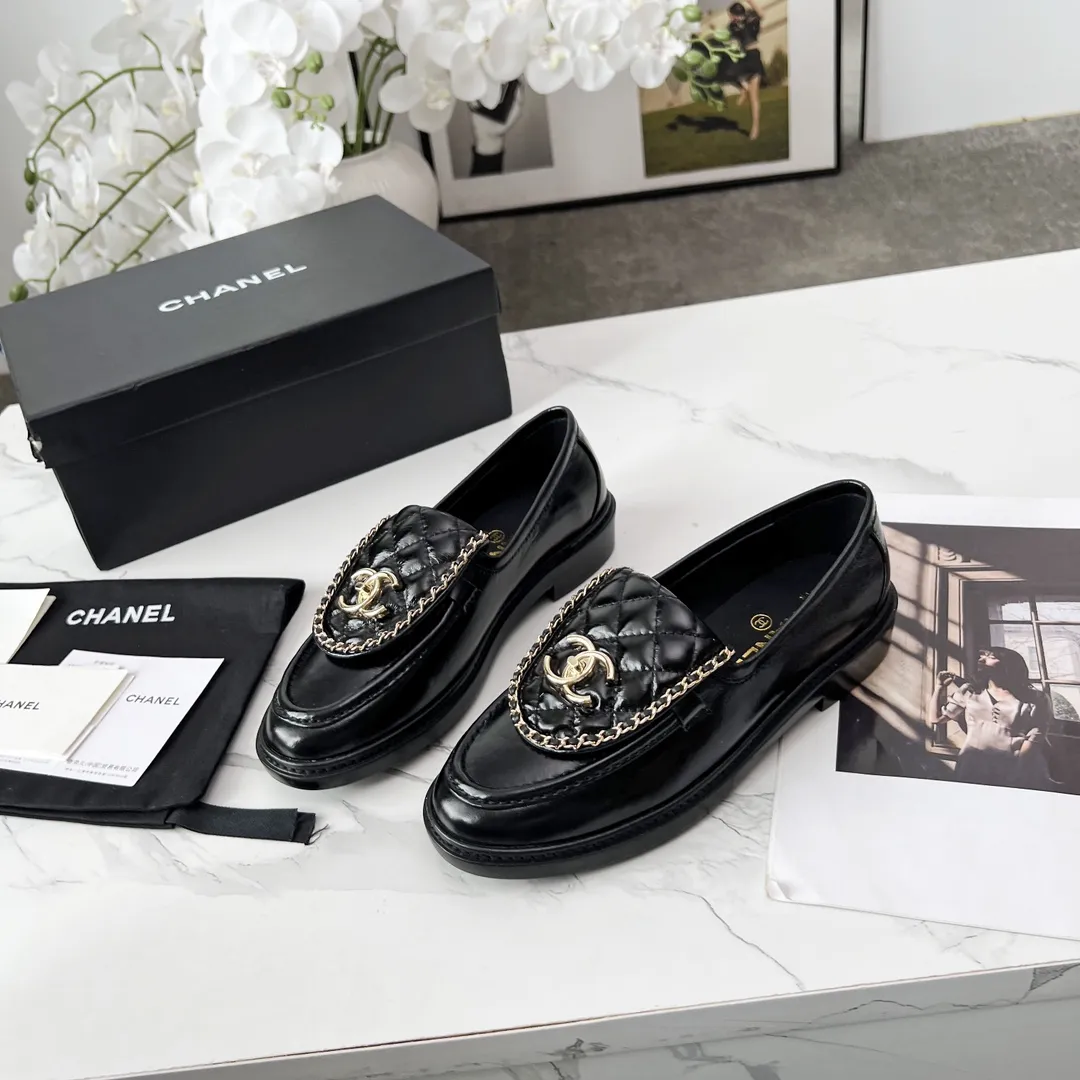 官网同步高版本正版一比一A级货更新CHANEL FW2025香奈儿新款顶级秋鞋单鞋系列 香家必备爆款,女神系列,拥有香家特色优雅名媛气质,超级耐看,让人无法抗拒,心动ing…… ▪️鞋面进口牛皮高级有质感➕原版开模五金大扣➕电绣链条 ▪️内里垫脚进口牛皮里柔软舒适性高 ▪️原模开版,意大利真皮大底🇮🇹 ▪️标准码 35-39,40 41 定做不退换 ▪💰300💰