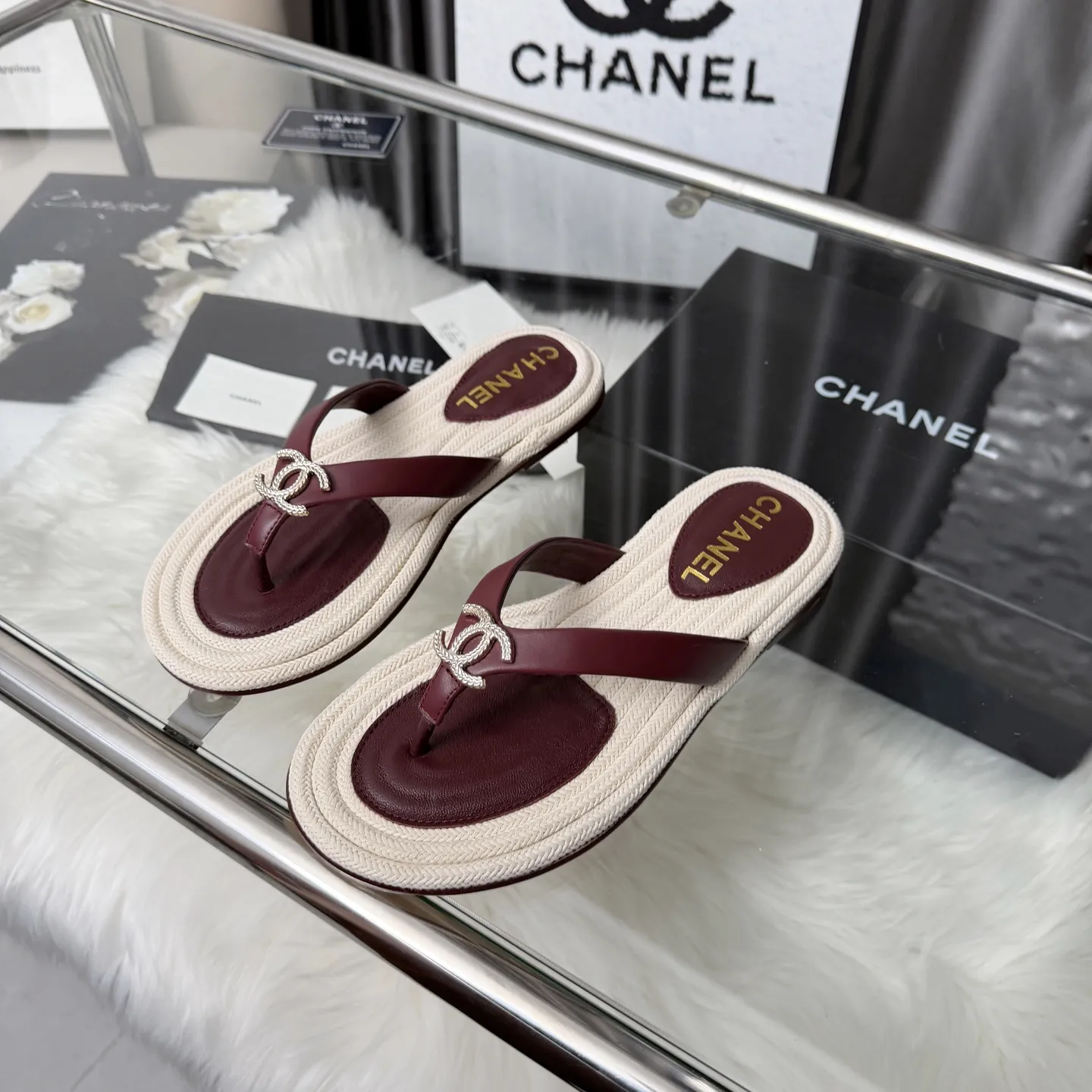 高版本小香家凉鞋CHANE*|,大爆款!🌞🌞🌞香奈儿2026官网早春新款香奈儿凉鞋.系列新品乐福鞋满满的复古风 秀气的鞋型 看着就很讨喜,小圆头衬托脚也变得瘦瘦的,上脚给人就是一种年代的复古情怀鞋、欧美走秀新款,爆款产品💰260💰穿起来美腿.系列单鞋👍👍 1原版定制羊皮面➕原版开模五金 2原版羊皮内里鞋垫 3大底:原板真皮大底. 4码数35-41(40 41定做不退换)
