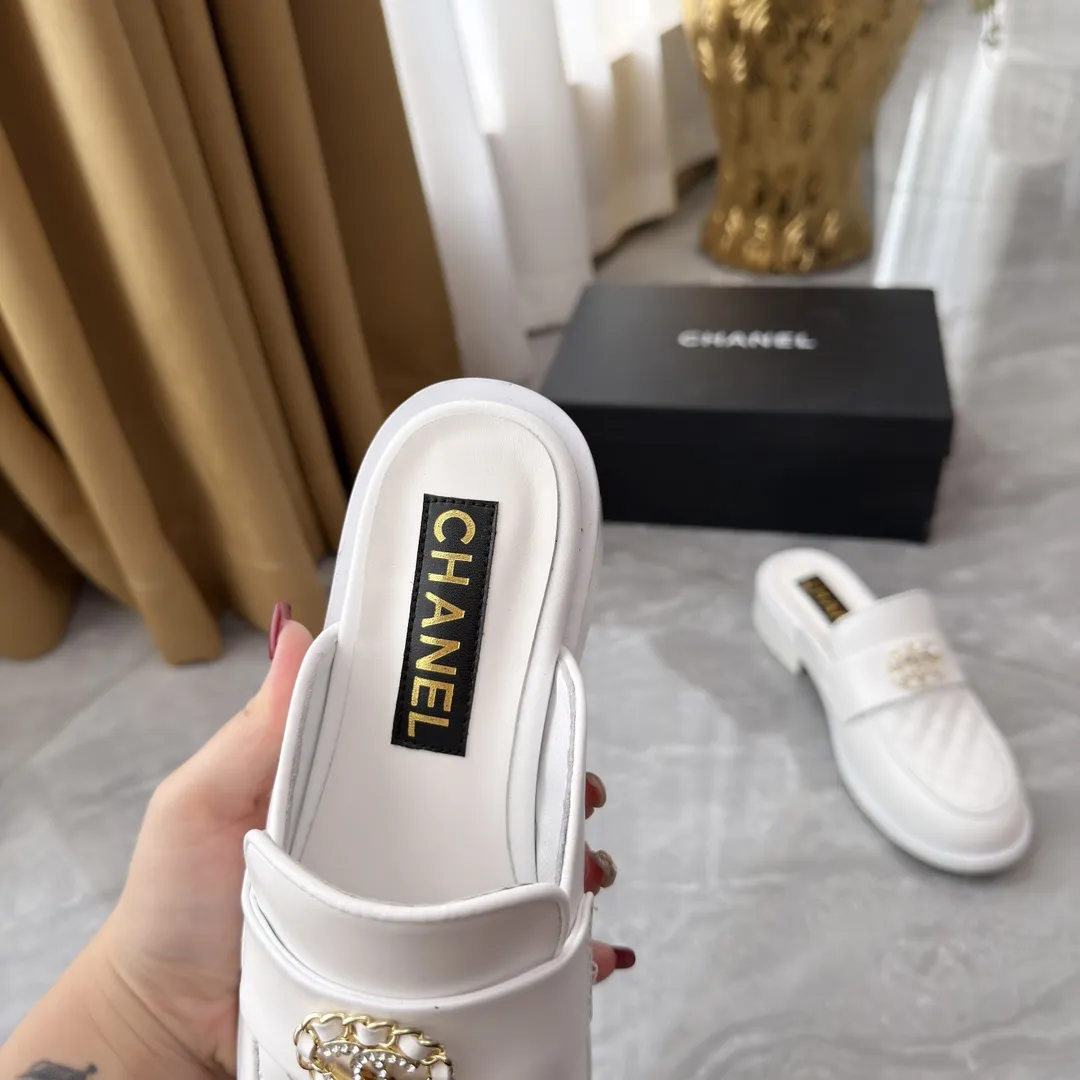 高版本小香家单鞋CHANE*|,大爆款!🌞🌞🌞小香2025官网香奈儿单鞋跳舞鞋系列新品乐福鞋满满的复古风 秀气的鞋型 看着就很讨喜,小圆头 衬托脚也变得瘦瘦的,上脚给人就是一年代的复古情怀鞋、欧美走秀新款,爆款产品💰290💰 1原版定制面牛皮/羊皮 2原版内里羊皮 3大底:原版真皮大底 4码数35-41(40 41定做不退换)