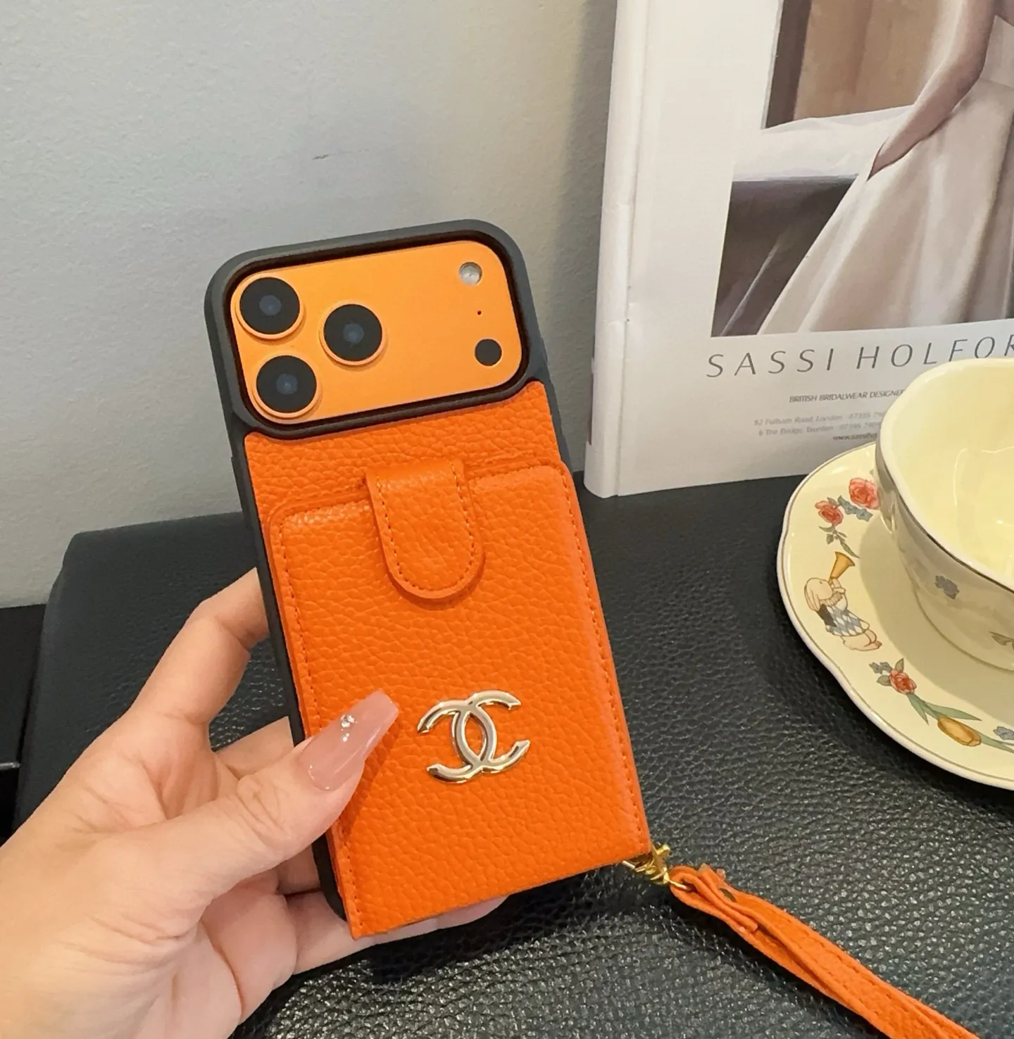 💰60[庆祝][庆祝][庆祝]新品上架，香奈儿卡包手机壳 手腕带手机壳 大双C logo，手感柔软舒适！ 型号：为了不出现报错型号，请打开本机查看手机设置显示的型号⚠️⚠️⚠️ iPhone17系列更新 iphone17promax iPhone17pro iPhone17 iPhone16pro Max（6.9） iPhone16pro。 （6.3） iPhone16 （6.3） iPhone15pro max （6.7） iPhone15pro（6.1） iPhone15（6.1） 需定制型号（14/14pro/14pm/13pro，13/13promax）