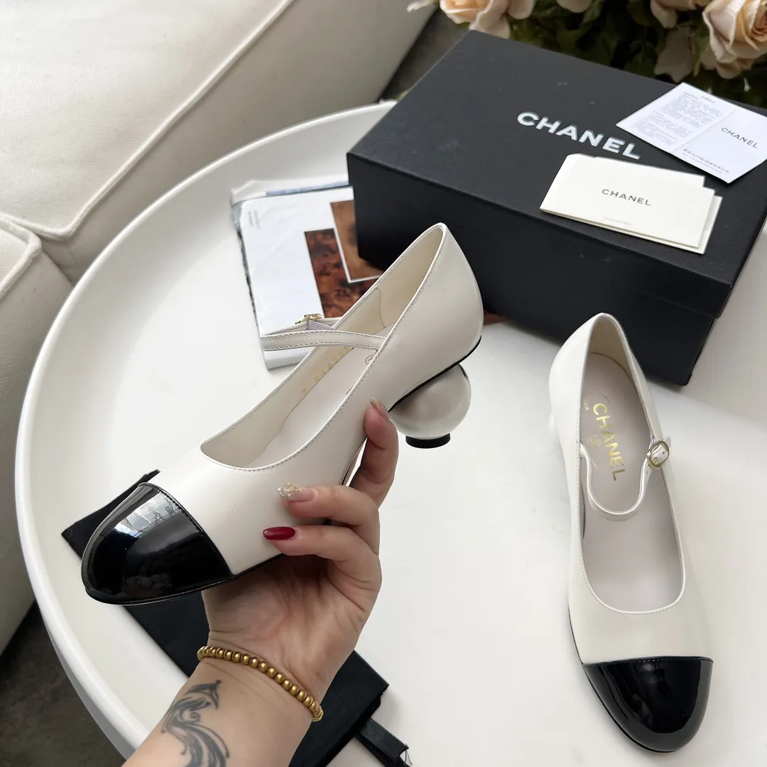 高版本小香家单鞋CHANE*|,大爆款!🌞🌞🌞小香2025官网香奈儿秋冬秋鞋单鞋,系列新品乐福鞋满满的复古风 秀气的鞋型 看着就很讨喜,小圆头.衬托脚也变得瘦瘦的,上脚给人就是一种年代的复古情怀鞋、欧美走秀新款,爆款产品💰300 💰穿起来美腿.系列单鞋 1原版定制羊皮/羊京皮/原版开模五金扣 2内里鞋垫原版羊皮里 3大底:原版意真皮大底.跟高6厘米 4码数35-41(40 41定做不退换)