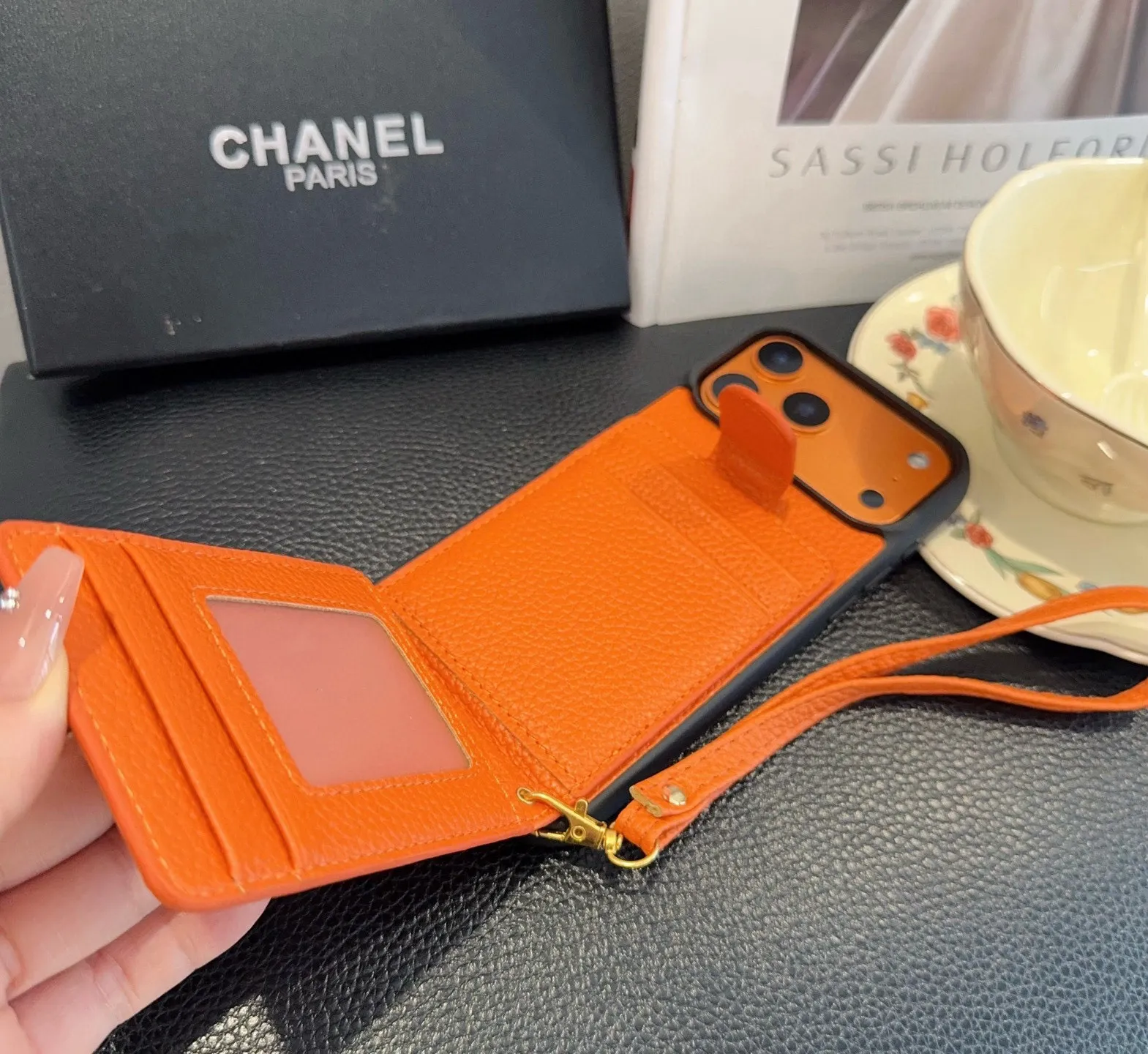 💰60[庆祝][庆祝][庆祝]新品上架，香奈儿卡包手机壳 手腕带手机壳 大双C logo，手感柔软舒适！ 型号：为了不出现报错型号，请打开本机查看手机设置显示的型号⚠️⚠️⚠️ iPhone17系列更新 iphone17promax iPhone17pro iPhone17 iPhone16pro Max（6.9） iPhone16pro。 （6.3） iPhone16 （6.3） iPhone15pro max （6.7） iPhone15pro（6.1） iPhone15（6.1） 需定制型号（14/14pro/14pm/13pro，13/13promax）