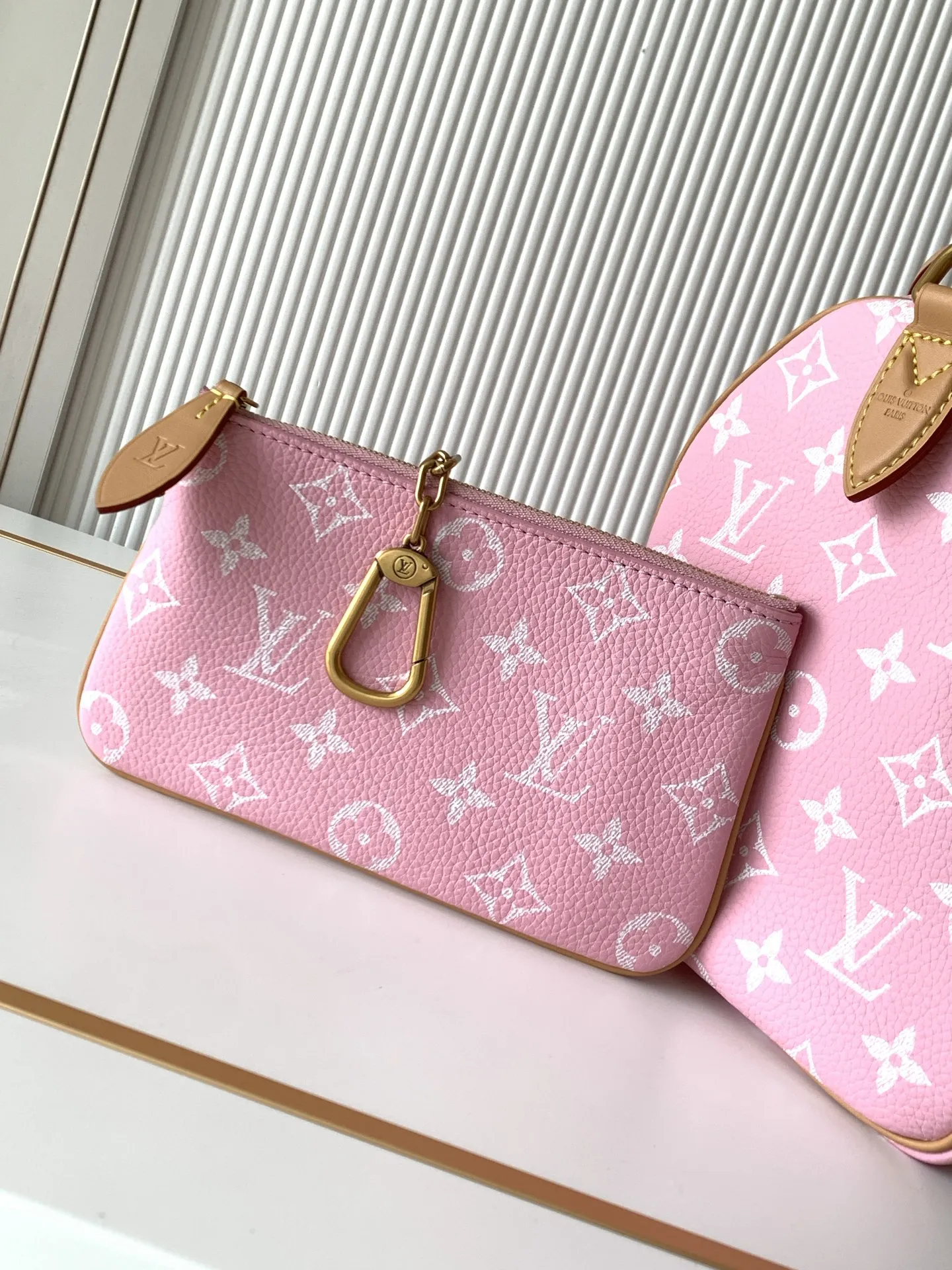 P💰1140【全钢五金 MB163c01变码芯片】特级配全套包装 款号M13914粉色 本款Speedy Bandouli&egrave;re30手袋于细腻牛皮革表面描绘 Monogram 图案，搭配条纹牛皮革内衬，设有可拆卸收纳袋和多重口袋。手柄固定件压印龙虾图案，侧面锁扣镂刻LV字母，华美气息不言而喻。32 x 22.5x18厘米(长度x高x宽)牛皮革 牛皮革饰边布内衬做旧金属件 主隔层配有锁扣内贴袋拉链内袋 可拆卸收纳包名牌钥匙包 肩带:可拆卸，可调节包带半长:46.0厘米 包带半长可调至:60.0厘米手柄:双手柄