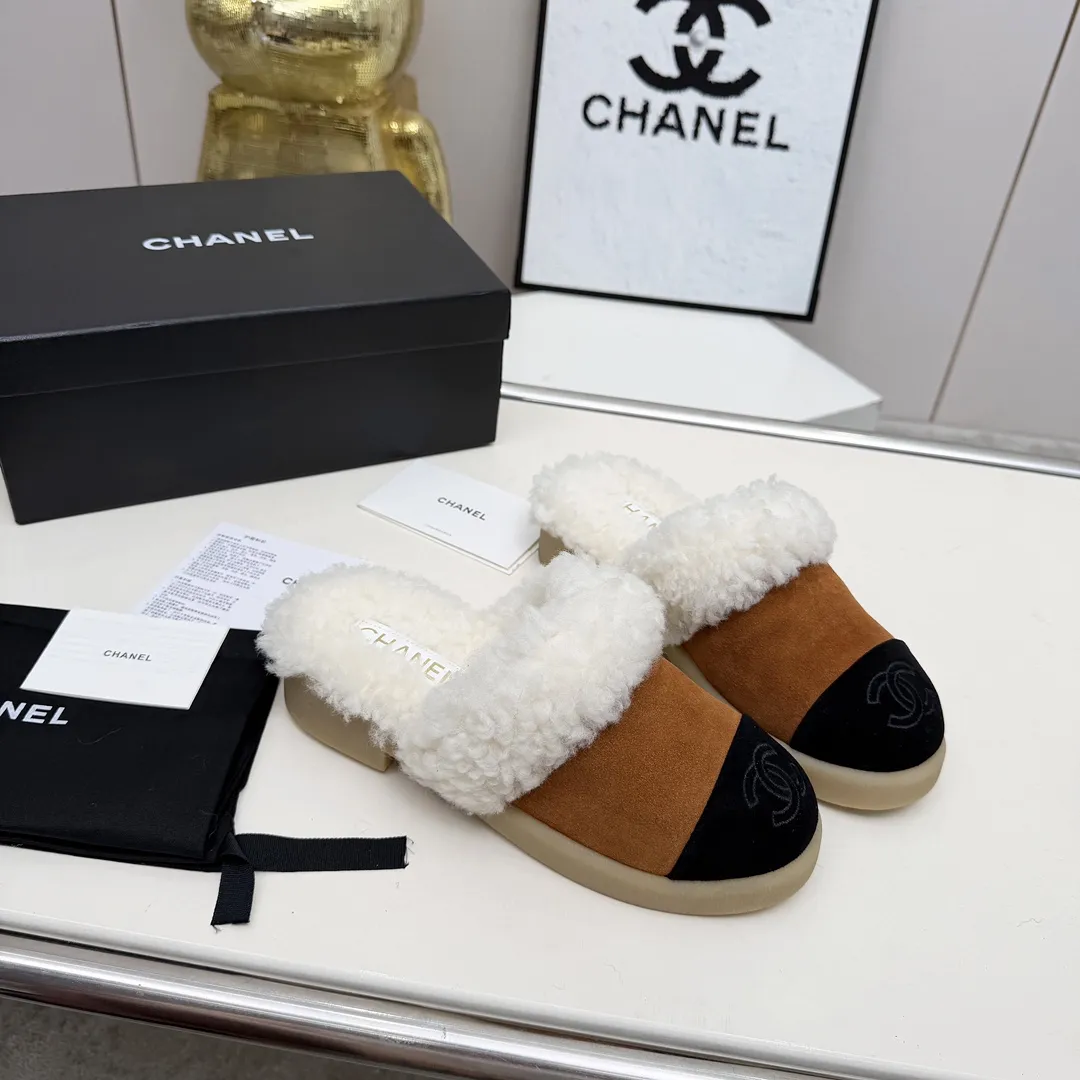 高版本香奈儿CHANEL，🌞🌞🌞小香2025款秋冬专柜最新款毛毛鞋.本季秋冬季节必备单品！！香奈儿女士钟爱简约又难以抗拒系 搭配展现与众不同的穿搭风格、自由混搭闪耀到位⚡跟紧香奶奶时尚步伐！！！顶级工艺质感完美呈现，无论任何细节均可对比专柜，最好级别的顶级货，随意进出专柜！！💰300💰 ❶面料:进口羊皮/牛反绒皮/羊毛 ❷内里:羊毛里 ❸垫脚:羊毛里 ❹大底:原版开模底 ❺跟高:3厘米 ❼码数:35-40（40 41为定制不退换）