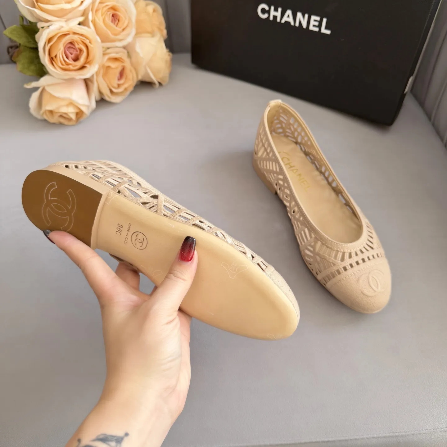 高版本小香家单鞋CHANE*｜，大爆款！🌞🌞🌞小香2025官网香奈儿秋冬秋鞋四季单鞋，系列新品乐福鞋满满的复古风 秀气的鞋型 看着就很讨喜，小圆头衬托脚也变得瘦瘦的，上脚给人就是一种年代的复古情怀鞋、欧美走秀新款，爆款产品💰280💰穿起来美腿.系列单鞋👍👍 1原版定制编制面 2原版羊皮内里鞋垫 3大底:原板真皮大底. 4码数35-41（40 41定做不退换）
