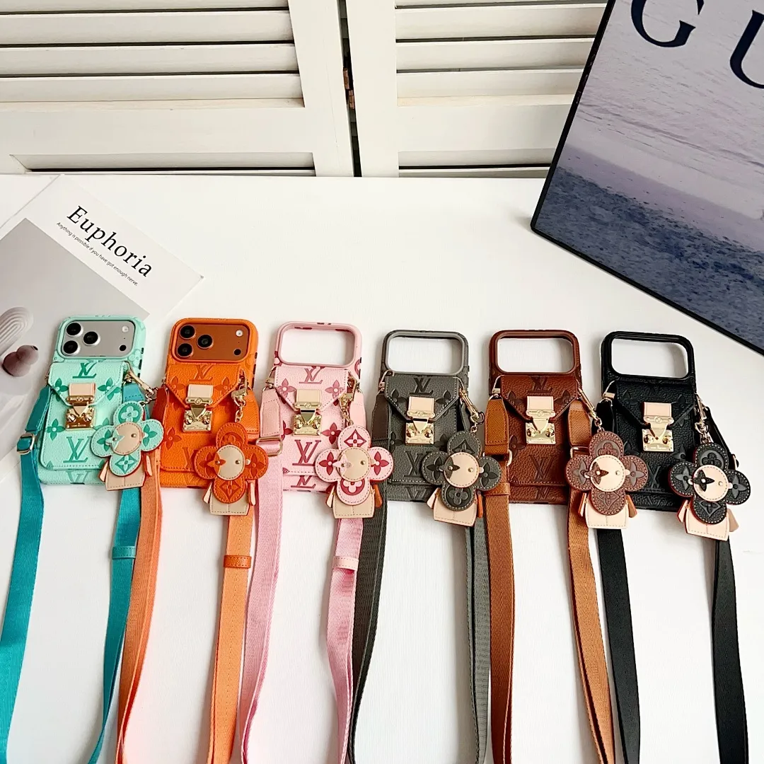 L款压花邮差卡包(带挂件)