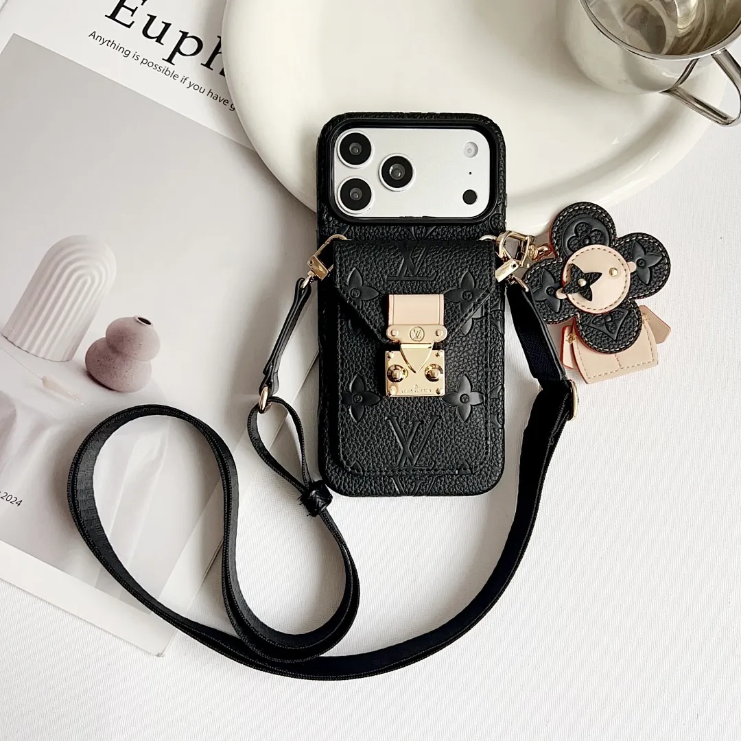 L款压花邮差卡包（带挂件）