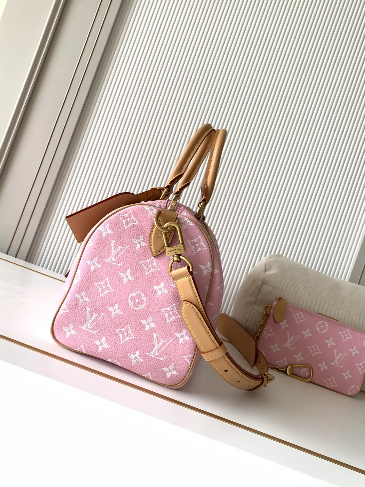 P💰1140【全钢五金 MB163c01变码芯片】特级配全套包装 款号M13914粉色 本款Speedy Bandouli&egrave;re30手袋于细腻牛皮革表面描绘 Monogram 图案，搭配条纹牛皮革内衬，设有可拆卸收纳袋和多重口袋。手柄固定件压印龙虾图案，侧面锁扣镂刻LV字母，华美气息不言而喻。32 x 22.5x18厘米(长度x高x宽)牛皮革 牛皮革饰边布内衬做旧金属件 主隔层配有锁扣内贴袋拉链内袋 可拆卸收纳包名牌钥匙包 肩带:可拆卸，可调节包带半长:46.0厘米 包带半长可调至:60.0厘米手柄:双手柄