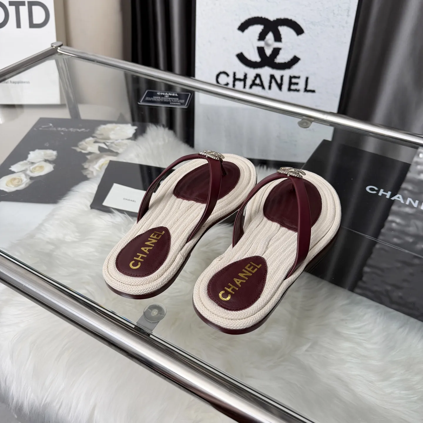 高版本小香家凉鞋CHANE*|,大爆款!🌞🌞🌞香奈儿2026官网早春新款香奈儿凉鞋.系列新品乐福鞋满满的复古风 秀气的鞋型 看着就很讨喜,小圆头衬托脚也变得瘦瘦的,上脚给人就是一种年代的复古情怀鞋、欧美走秀新款,爆款产品💰260💰穿起来美腿.系列单鞋👍👍 1原版定制羊皮面➕原版开模五金 2原版羊皮内里鞋垫 3大底:原板真皮大底. 4码数35-41(40 41定做不退换)