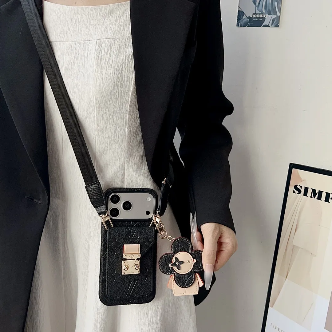 L款压花邮差卡包（带挂件）