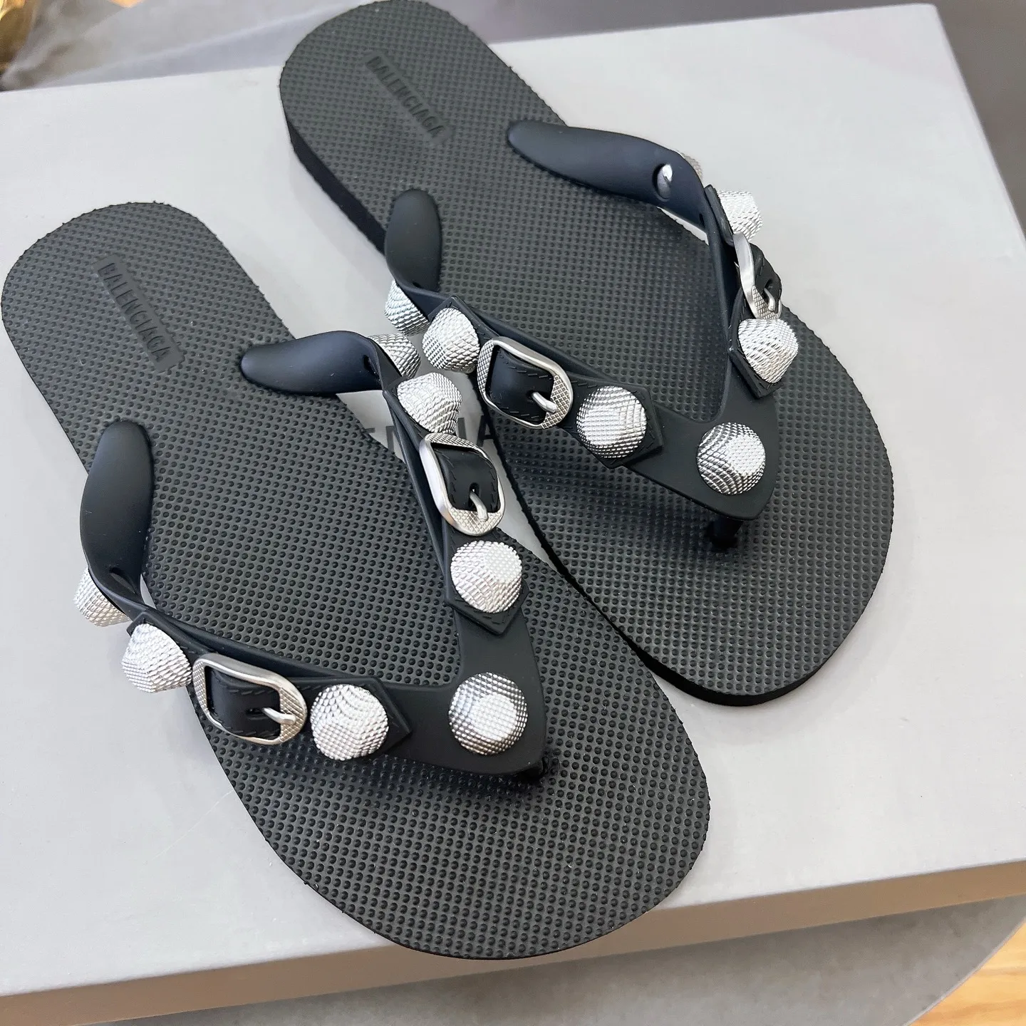 工厂价💰150元 Balenciaga 巴黎世家网红圆头铆钉松糕包头镂空透气扣带厚底沙滩凉拖， 情侣款《独家顶级版本》 ～巴黎世家 25vs春夏松糕厚底爆款凉拖系列&hellip; 在这个IN时代必备的拖鞋 明星同款松糕凉拖，原版铆钉2023春季新款黑马单品,海内外时尚博主纷纷上脚大秀，火遍海内外社交平台，时尚达人必入款，重金开模打造 匠心工艺，精准还原每个细节&hellip;&hellip;35到41 ☀颜色：官网同步更新，