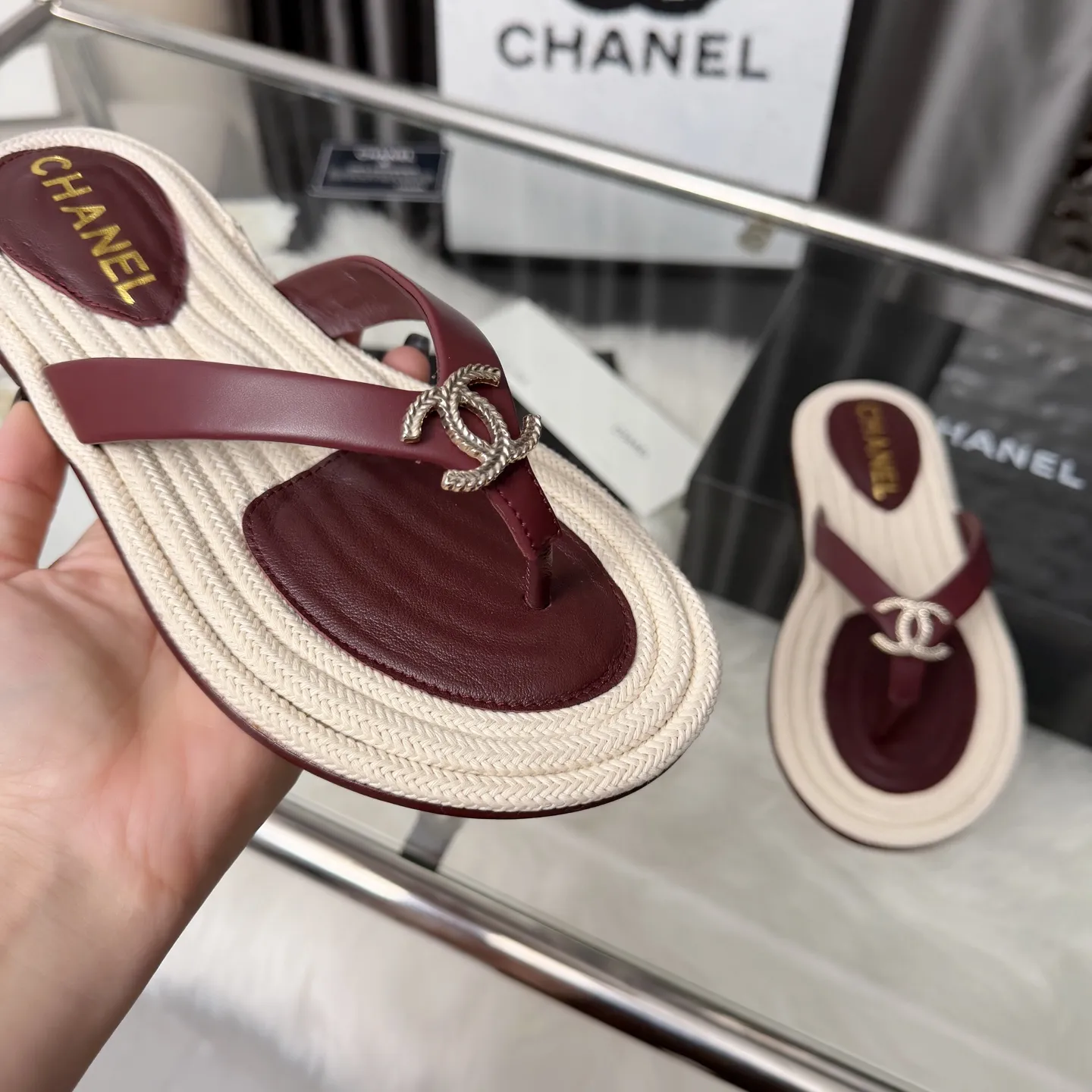 高版本小香家凉鞋CHANE*|,大爆款!🌞🌞🌞香奈儿2026官网早春新款香奈儿凉鞋.系列新品乐福鞋满满的复古风 秀气的鞋型 看着就很讨喜,小圆头衬托脚也变得瘦瘦的,上脚给人就是一种年代的复古情怀鞋、欧美走秀新款,爆款产品💰260💰穿起来美腿.系列单鞋👍👍 1原版定制羊皮面➕原版开模五金 2原版羊皮内里鞋垫 3大底:原板真皮大底. 4码数35-41(40 41定做不退换)
