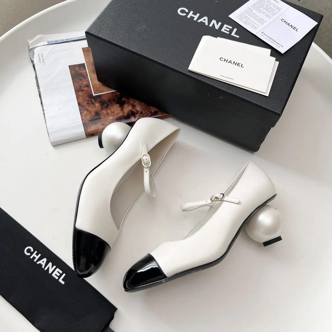 高版本小香家单鞋CHANE*｜，大爆款！🌞🌞🌞小香2025官网香奈儿秋冬秋鞋单鞋，系列新品乐福鞋满满的复古风 秀气的鞋型 看着就很讨喜，小圆头.衬托脚也变得瘦瘦的，上脚给人就是一种年代的复古情怀鞋、欧美走秀新款，爆款产品💰300 💰穿起来美腿.系列单鞋 1原版定制羊皮/羊京皮/原版开模五金扣 2内里鞋垫原版羊皮里 3大底:原版意真皮大底.跟高6厘米 4码数35-41（40 41定做不退换）