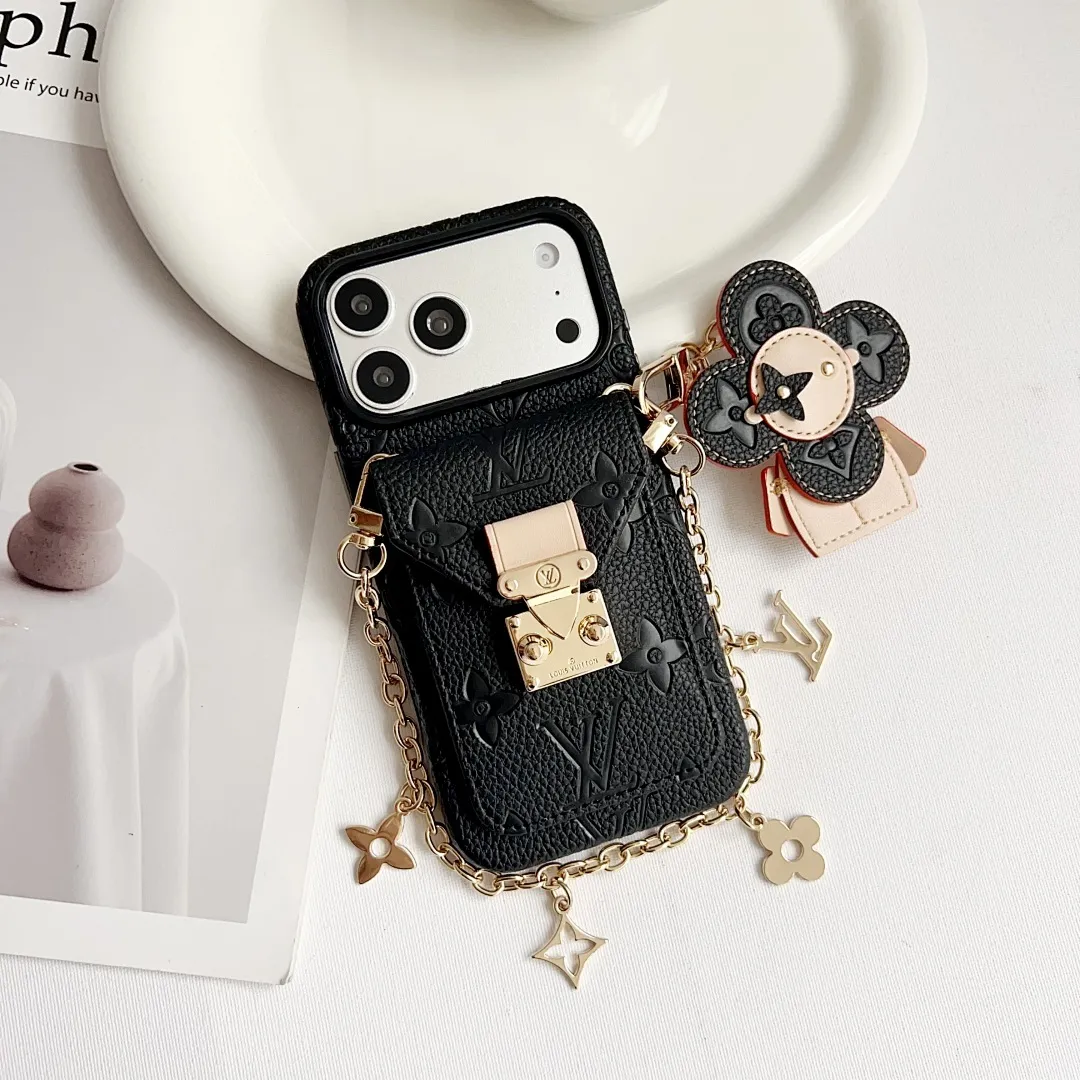 L款压花邮差卡包（带挂件）