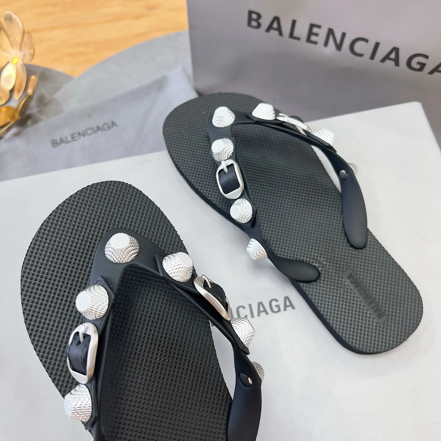 工厂价💰150元 Balenciaga 巴黎世家网红圆头铆钉松糕包头镂空透气扣带厚底沙滩凉拖， 情侣款《独家顶级版本》 ～巴黎世家 25vs春夏松糕厚底爆款凉拖系列&hellip; 在这个IN时代必备的拖鞋 明星同款松糕凉拖，原版铆钉2023春季新款黑马单品,海内外时尚博主纷纷上脚大秀，火遍海内外社交平台，时尚达人必入款，重金开模打造 匠心工艺，精准还原每个细节&hellip;&hellip;35到41 ☀颜色：官网同步更新，