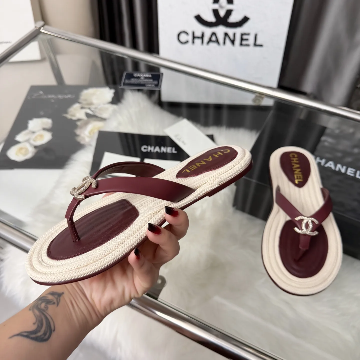 高版本小香家凉鞋CHANE*|,大爆款!🌞🌞🌞香奈儿2026官网早春新款香奈儿凉鞋.系列新品乐福鞋满满的复古风 秀气的鞋型 看着就很讨喜,小圆头衬托脚也变得瘦瘦的,上脚给人就是一种年代的复古情怀鞋、欧美走秀新款,爆款产品💰260💰穿起来美腿.系列单鞋👍👍 1原版定制羊皮面➕原版开模五金 2原版羊皮内里鞋垫 3大底:原板真皮大底. 4码数35-41(40 41定做不退换)