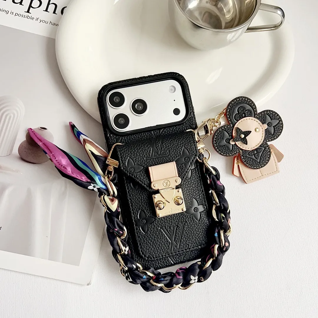 L款压花邮差卡包(带挂件)