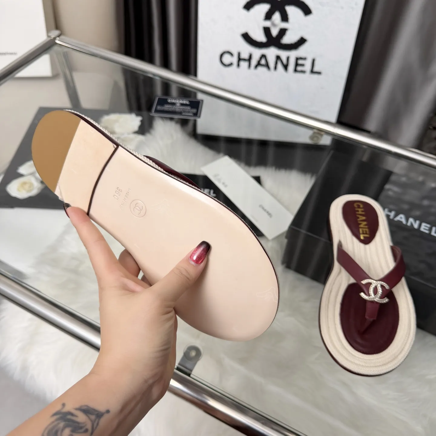 高版本小香家凉鞋CHANE*｜，大爆款！🌞🌞🌞香奈儿2026官网早春新款香奈儿凉鞋.系列新品乐福鞋满满的复古风 秀气的鞋型 看着就很讨喜，小圆头衬托脚也变得瘦瘦的，上脚给人就是一种年代的复古情怀鞋、欧美走秀新款，爆款产品💰260💰穿起来美腿.系列单鞋👍👍 1原版定制羊皮面➕原版开模五金 2原版羊皮内里鞋垫 3大底:原板真皮大底. 4码数35-41（40 41定做不退换）