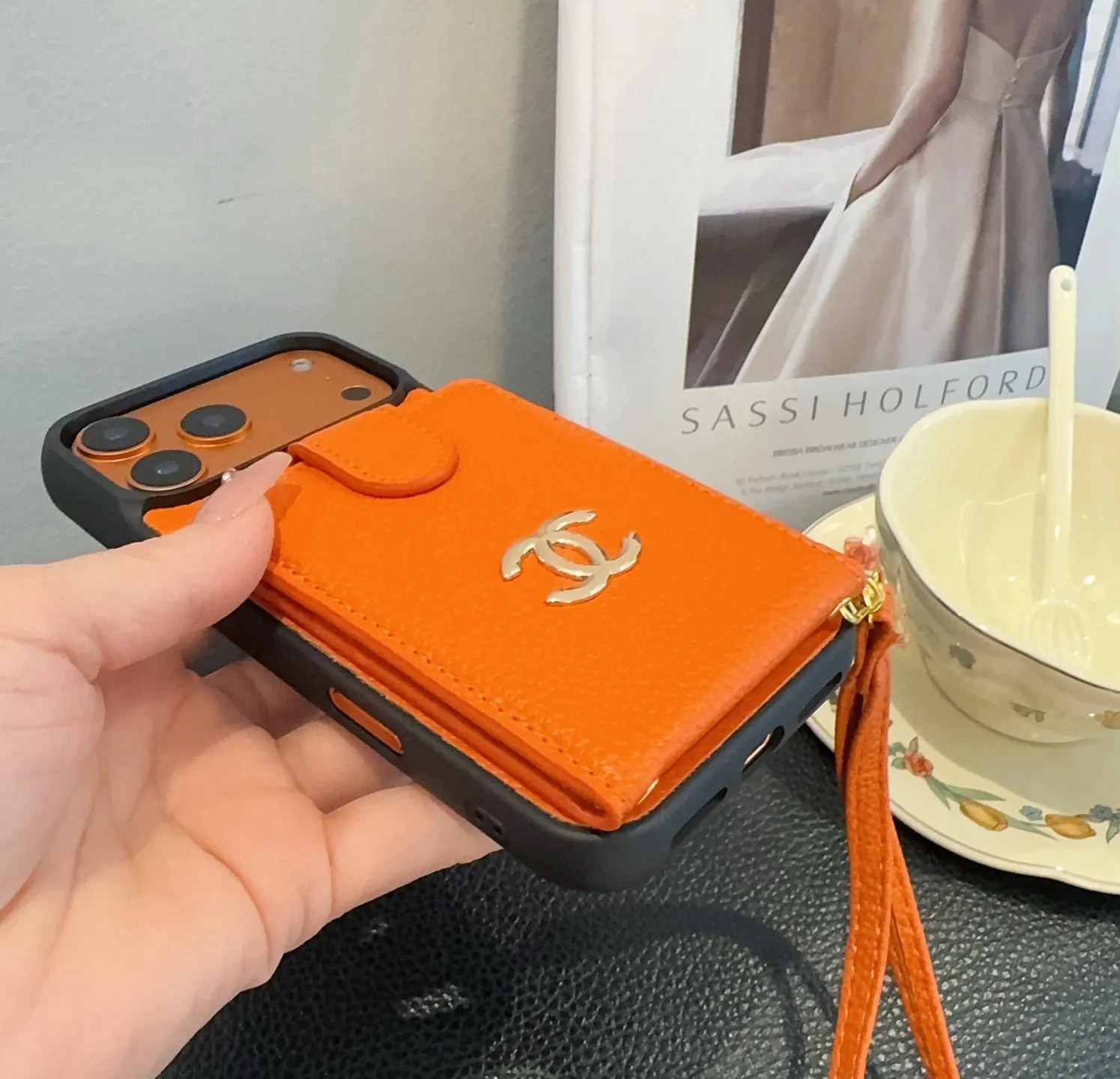 💰60[庆祝][庆祝][庆祝]新品上架，香奈儿卡包手机壳 手腕带手机壳 大双C logo，手感柔软舒适！ 型号：为了不出现报错型号，请打开本机查看手机设置显示的型号⚠️⚠️⚠️ iPhone17系列更新 iphone17promax iPhone17pro iPhone17 iPhone16pro Max（6.9） iPhone16pro。 （6.3） iPhone16 （6.3） iPhone15pro max （6.7） iPhone15pro（6.1） iPhone15（6.1） 需定制型号（14/14pro/14pm/13pro，13/13promax）