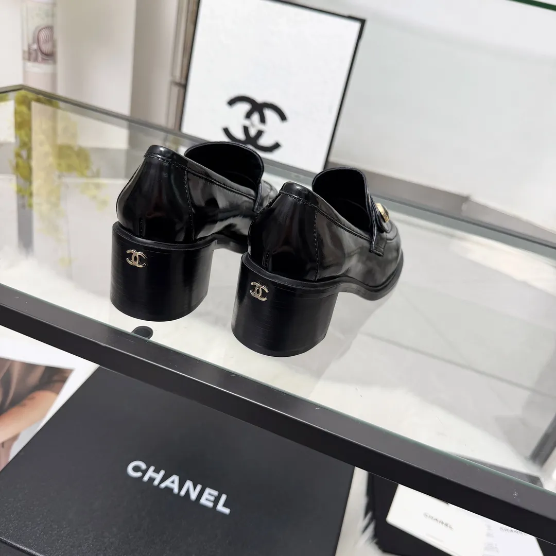 高版本小香家单鞋CHANE*｜，大爆款！🌞🌞🌞小香2025官网香奈儿秋冬秋鞋单鞋，系列新品乐福鞋满满的复古风 秀气的鞋型 看着就很讨喜，小圆头.衬托脚也变得瘦瘦的，上脚给人就是一种年代的复古情怀鞋、欧美走秀新款，爆款产品💰320 💰穿起来美腿.系列单鞋 1原版定制牛皮/羊京皮/原版开模五金扣 2内里鞋垫原版羊皮里 3大底:原版意真皮大底.跟高6厘米 4码数35-41（40 41定做不退换）