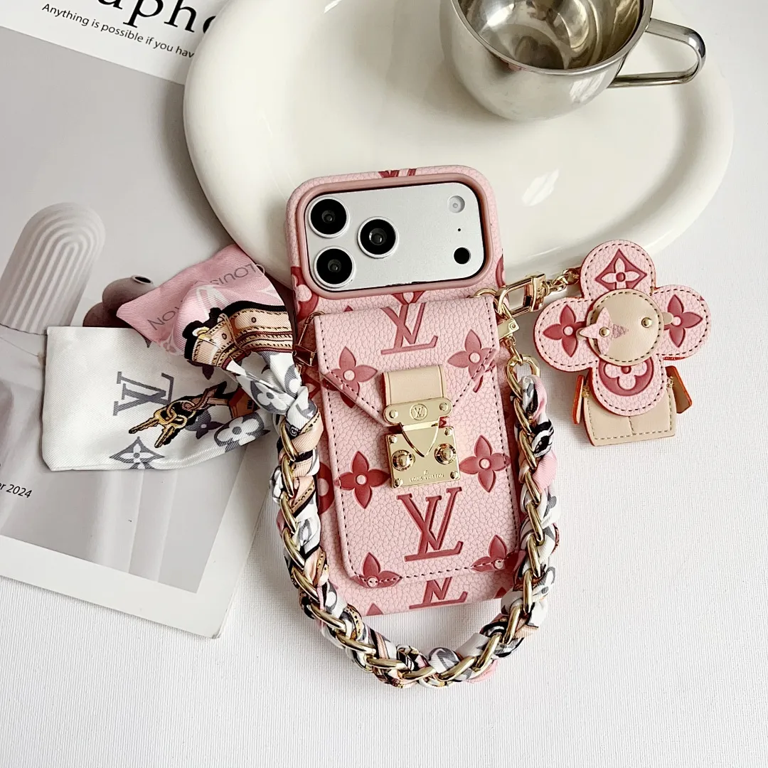 L款压花邮差卡包(带挂件)