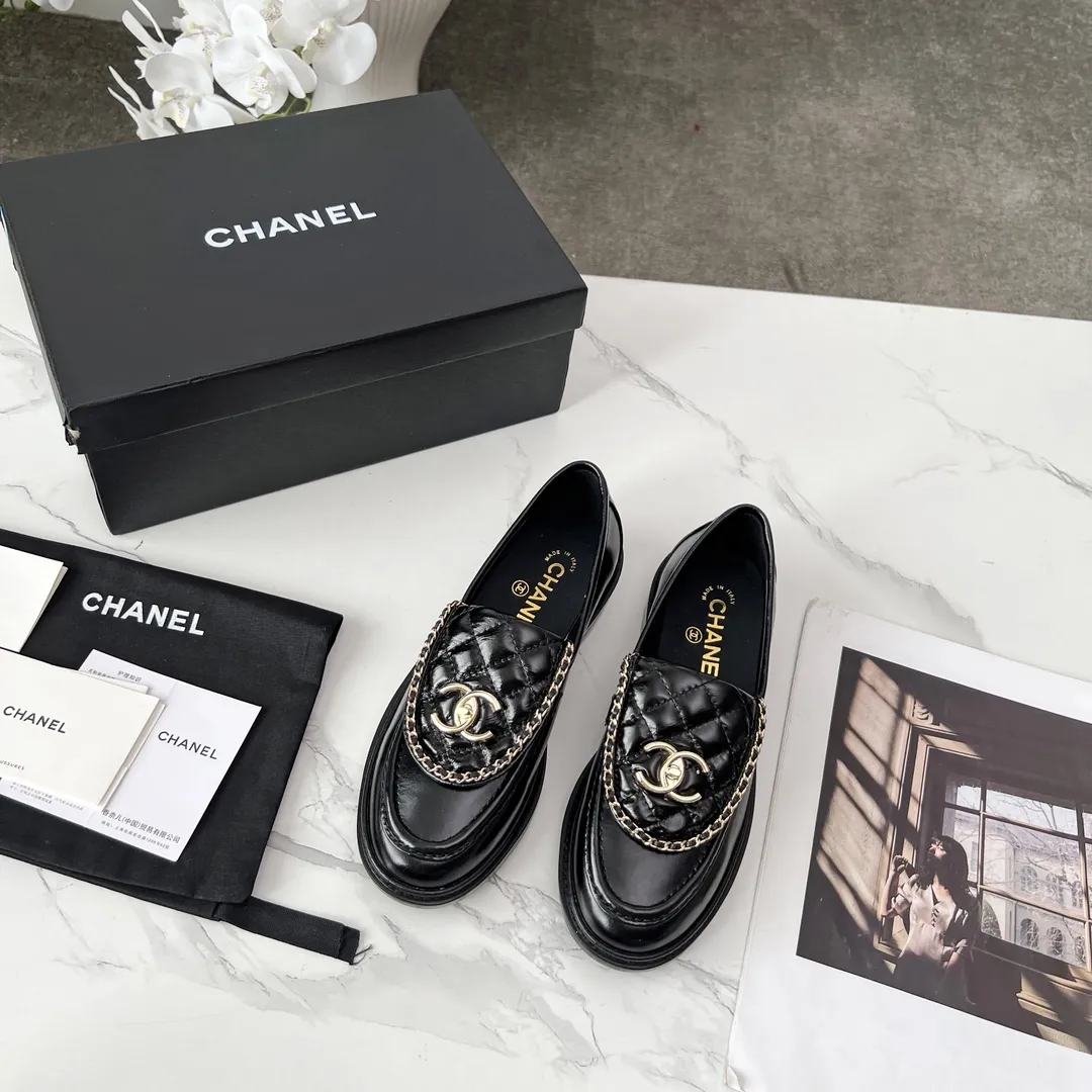 官网同步高版本正版一比一A级货更新CHANEL FW2025香奈儿新款顶级秋鞋单鞋系列 香家必备爆款,女神系列,拥有香家特色优雅名媛气质,超级耐看,让人无法抗拒,心动ing…… ▪️鞋面进口牛皮高级有质感➕原版开模五金大扣➕电绣链条 ▪️内里垫脚进口牛皮里柔软舒适性高 ▪️原模开版,意大利真皮大底🇮🇹 ▪️标准码 35-39,40 41 定做不退换 ▪💰300💰