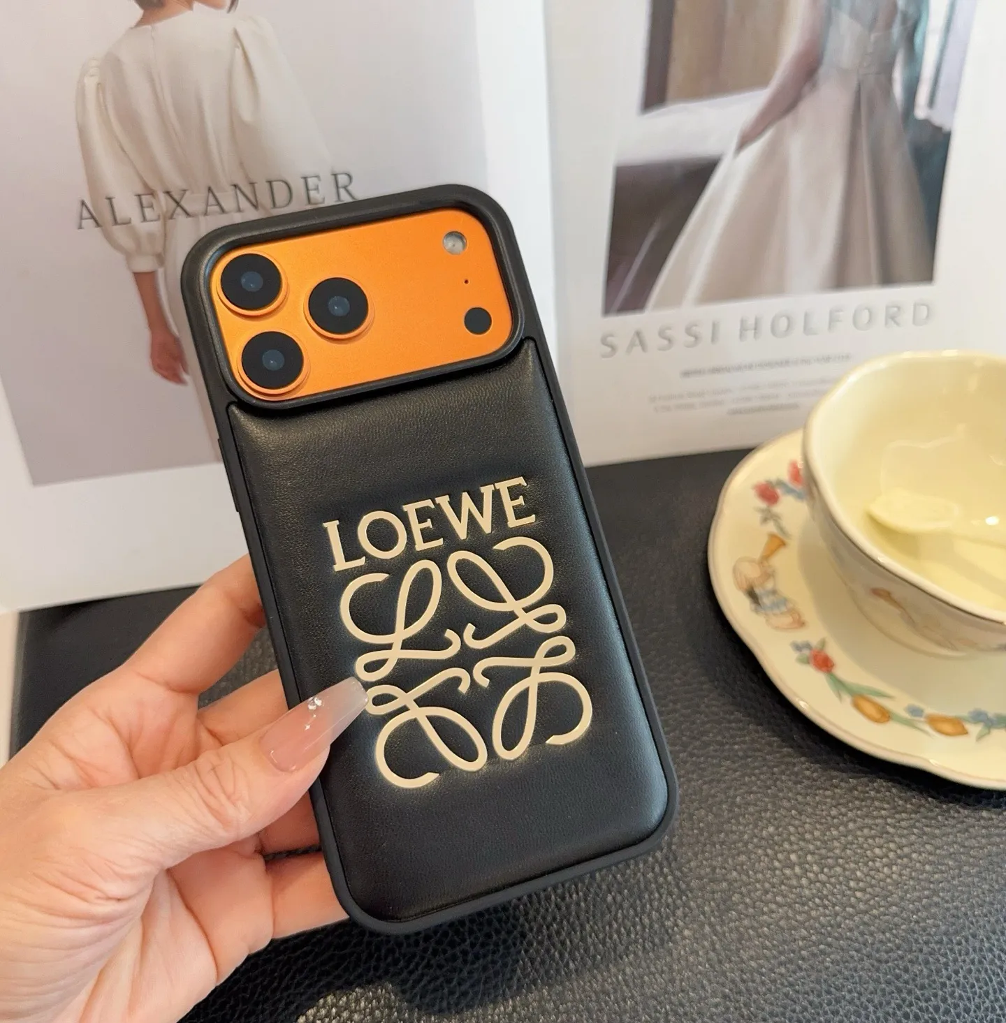 💰50 上新🎉🎉🎉🎉Loewe.罗意威手机壳 烫金全包壳 型号:为了不出现报错型号,请打开本机查看手机设置显示的型号⚠️⚠️⚠️ iPhone17系列更新 iphone17promax iPhone17pro iPhone17 iPhone16pro Max(6.9) iPhone16pro。 (6.3) iPhone16 (6.3) iPhone15pro max (6.7) iPhone15pro(6.1) iPhone15(6.1) 需定制型号(14/14pro/14pm/13pro,13/13promax)
