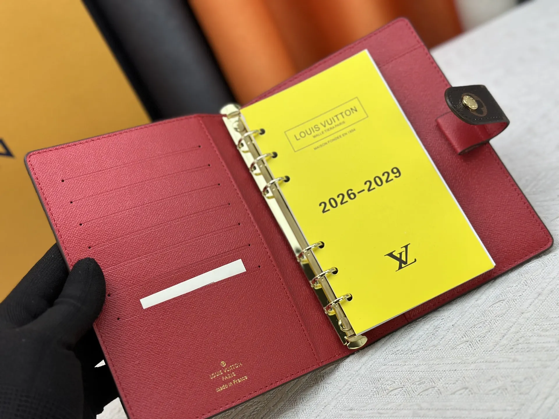 P80钱包 顶级原版💎【实物拍摄 自家背景】型号M20004-5❤️这款小型记事本封套以 Monogram帆布制造,可放三张信用卡,亦可作通讯册、笔记册或日历。 14 x 18 cm (长 x 高) - Epi皮革上压有精致的LV首字母,配以交织纹理皮革衬里- 按钮开合-2004 六环活页夹,三环为一组,内有六个信用卡夹层和两个内部隔层- 记事本内芯可单独购买