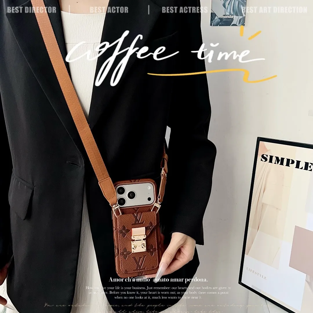 L款压花邮差卡包(带挂件)