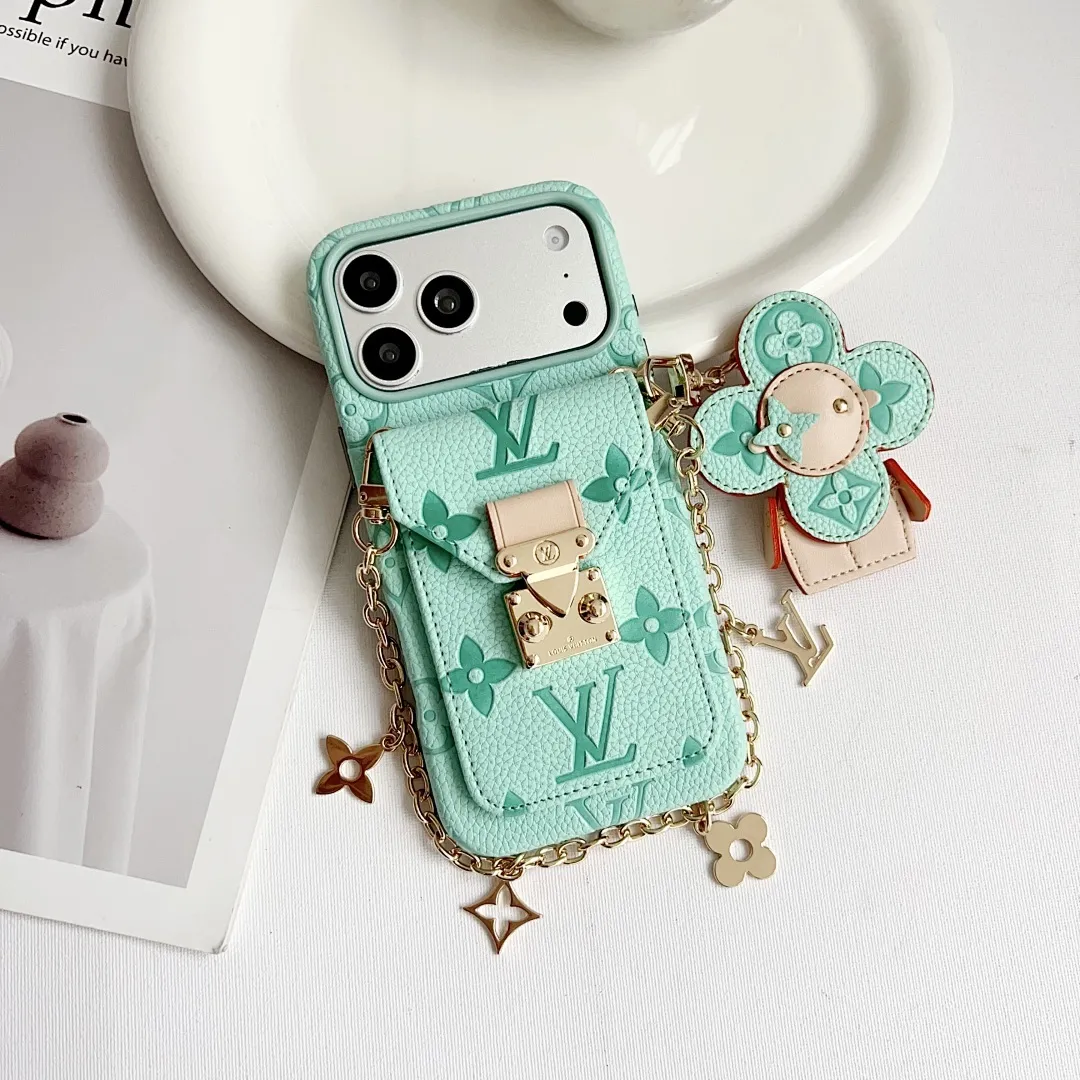 L款压花邮差卡包(带挂件)