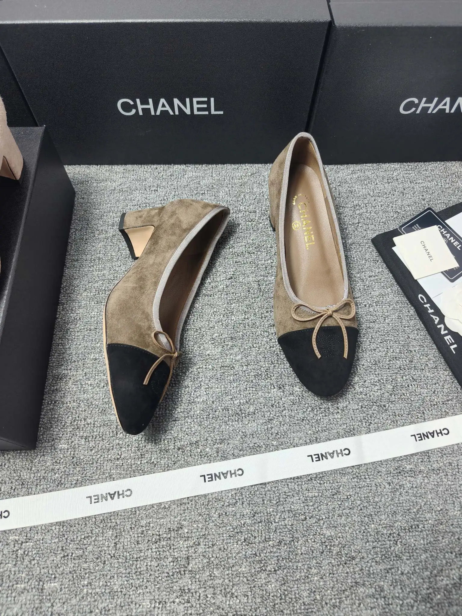 chan*l🔺经典slingback小香芭蕾舞鞋 就像coco香奈儿女士说的：流行稍纵即逝，但风格永存！这款鞋就是香家经典中的经典！双色搭配，简约精致，专柜里的万能长青款，永远不过时单品！ 面料：进口羊京 内里：进口羊皮内里 大底：意大利进口真皮底！ Size：35-40（34 40 41 42 定做） 出厂价：280