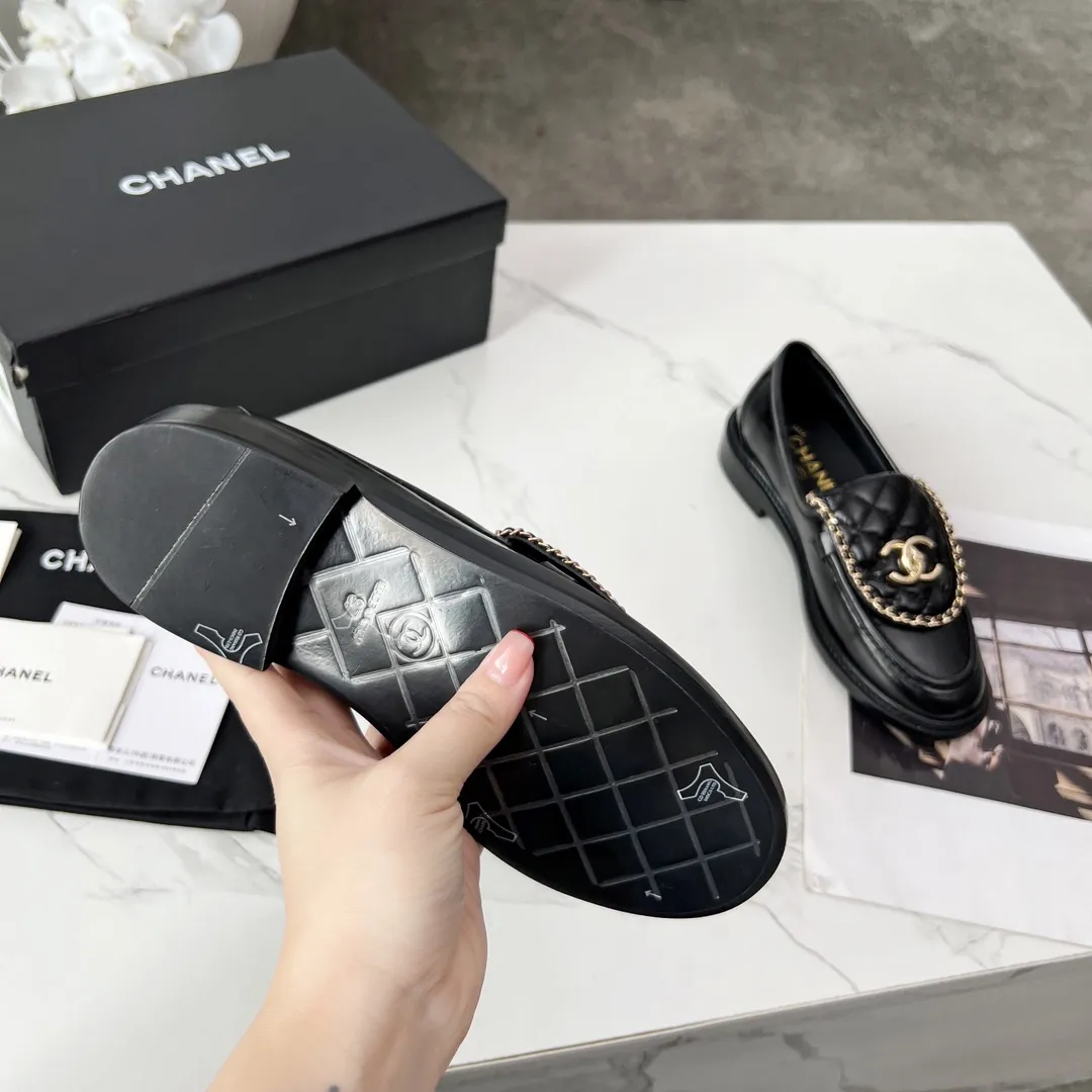 官网同步高版本正版一比一Ａ级货更新CHANEL FW2025香奈儿新款顶级秋鞋单鞋系列 香家必备爆款，女神系列，拥有香家特色优雅名媛气质，超级耐看，让人无法抗拒，心动ing&hellip;&hellip; ▪️鞋面进口牛皮高级有质感➕原版开模五金大扣➕电绣链条 ▪️内里垫脚进口牛皮里柔软舒适性高 ▪️原模开版，意大利真皮大底🇮🇹 ▪️标准码 35-39，40 41 定做不退换 ▪💰300💰