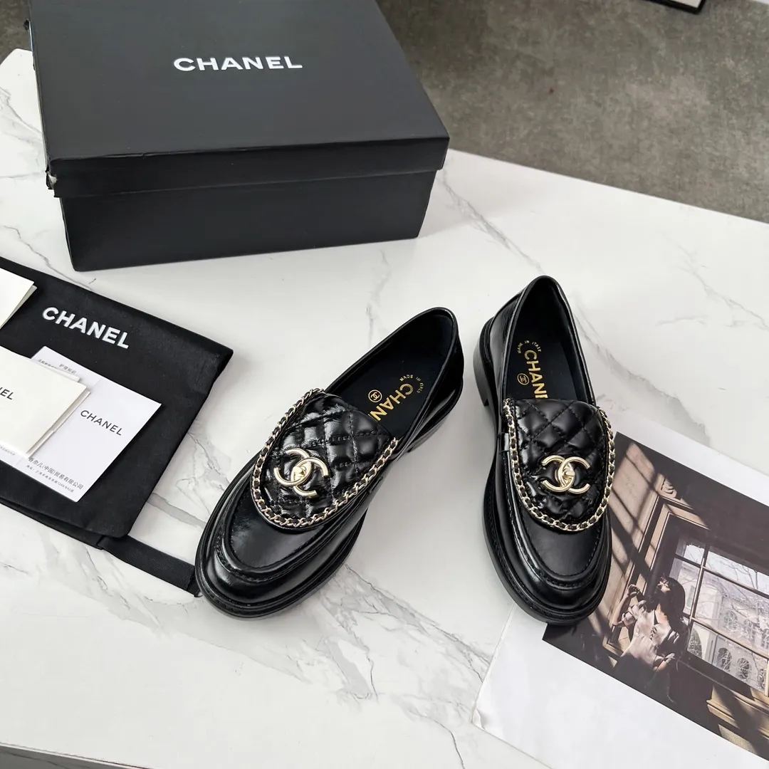官网同步高版本正版一比一A级货更新CHANEL FW2025香奈儿新款顶级秋鞋单鞋系列 香家必备爆款,女神系列,拥有香家特色优雅名媛气质,超级耐看,让人无法抗拒,心动ing…… ▪️鞋面进口牛皮高级有质感➕原版开模五金大扣➕电绣链条 ▪️内里垫脚进口牛皮里柔软舒适性高 ▪️原模开版,意大利真皮大底🇮🇹 ▪️标准码 35-39,40 41 定做不退换 ▪💰300💰
