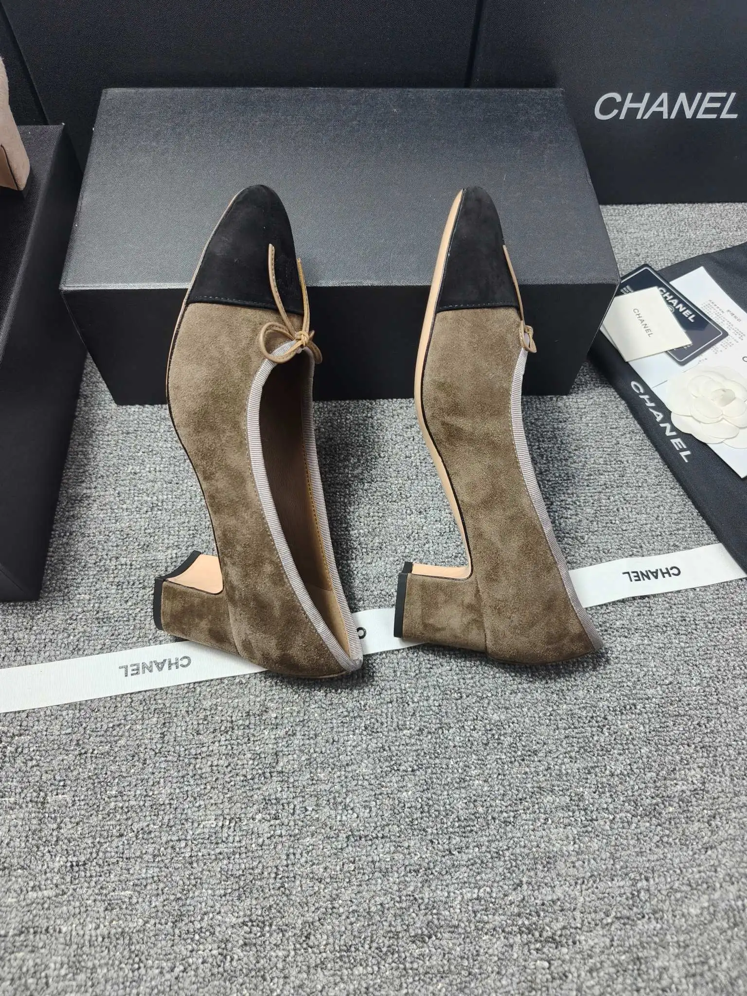 chan*l🔺经典slingback小香芭蕾舞鞋 就像coco香奈儿女士说的：流行稍纵即逝，但风格永存！这款鞋就是香家经典中的经典！双色搭配，简约精致，专柜里的万能长青款，永远不过时单品！ 面料：进口羊京 内里：进口羊皮内里 大底：意大利进口真皮底！ Size：35-40（34 40 41 42 定做） 出厂价：280