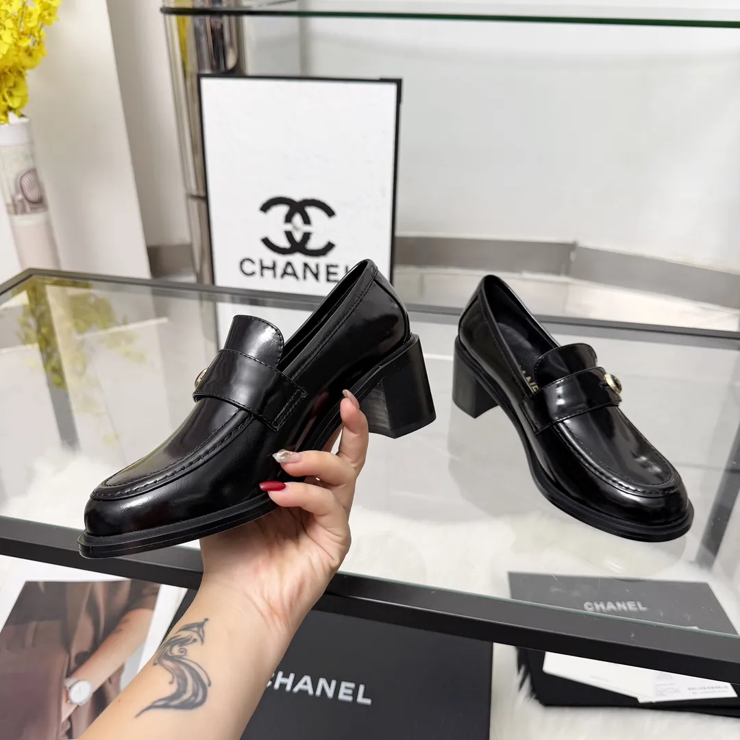 高版本小香家单鞋CHANE*｜，大爆款！🌞🌞🌞小香2025官网香奈儿秋冬秋鞋单鞋，系列新品乐福鞋满满的复古风 秀气的鞋型 看着就很讨喜，小圆头.衬托脚也变得瘦瘦的，上脚给人就是一种年代的复古情怀鞋、欧美走秀新款，爆款产品💰320 💰穿起来美腿.系列单鞋 1原版定制牛皮/羊京皮/原版开模五金扣 2内里鞋垫原版羊皮里 3大底:原版意真皮大底.跟高6厘米 4码数35-41（40 41定做不退换）